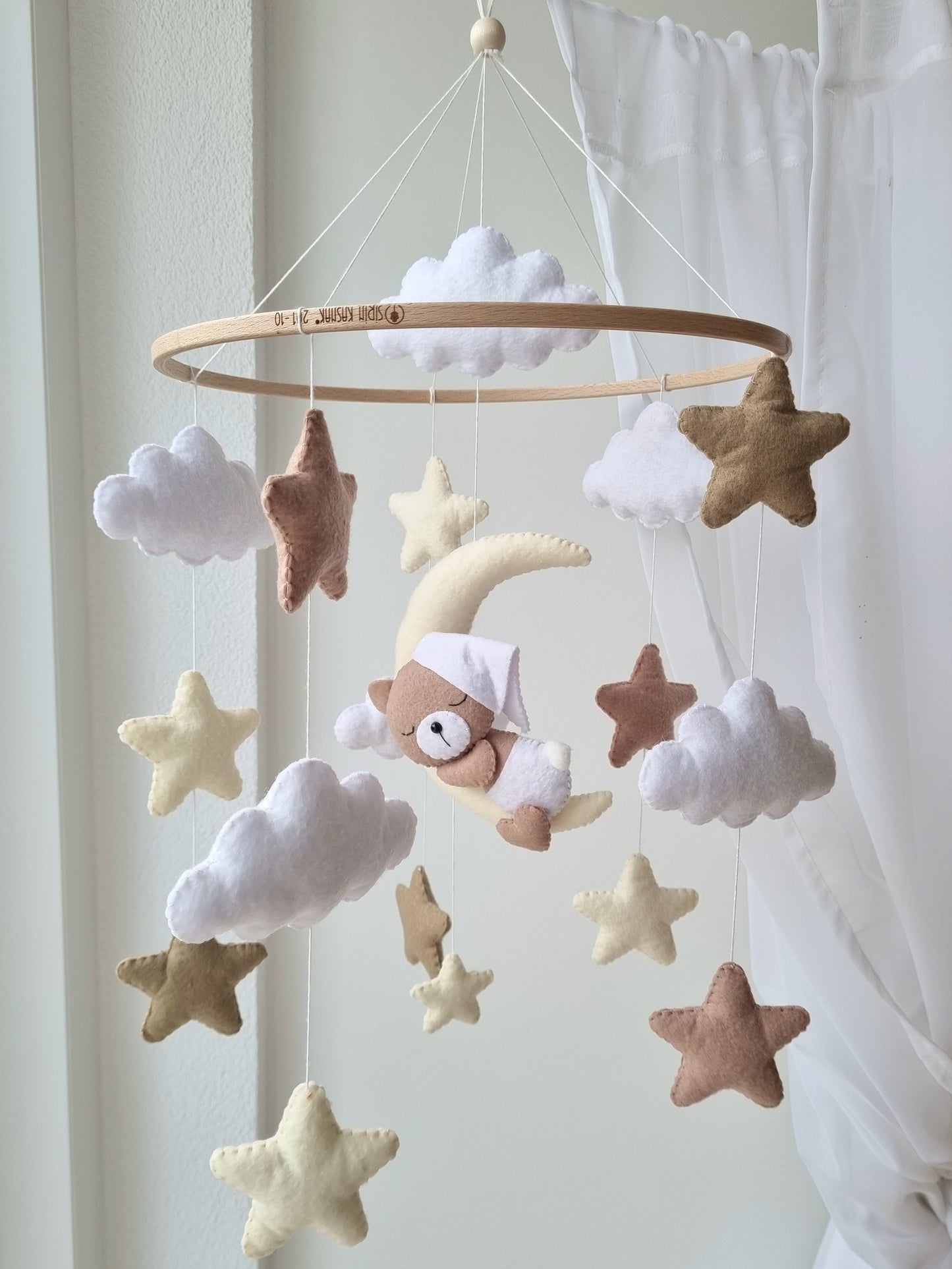 Baby Mobile schlafender Bär mit Mütze weiss