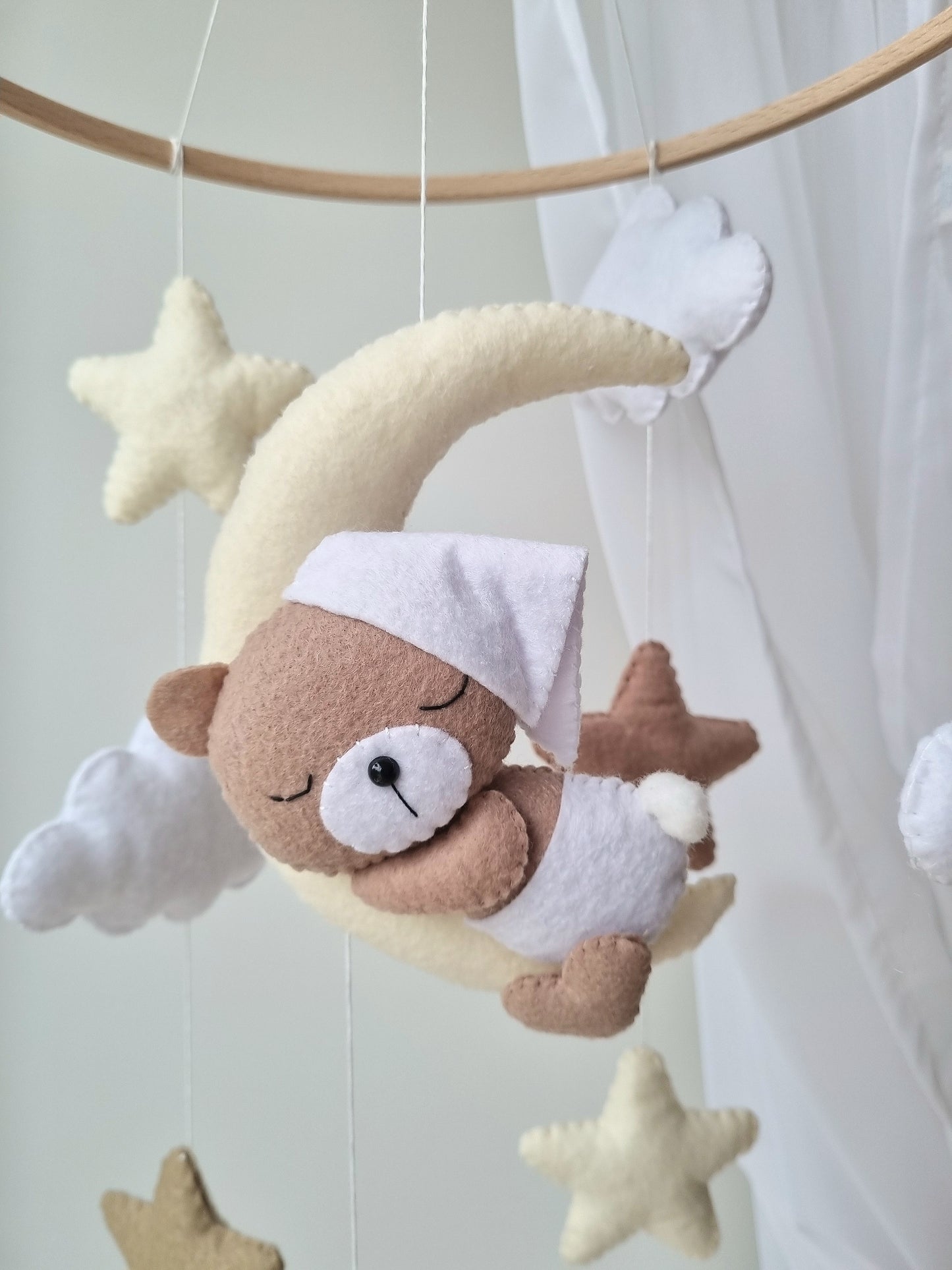 Baby Mobile Mini schlafender Bär mit Mütze weiss