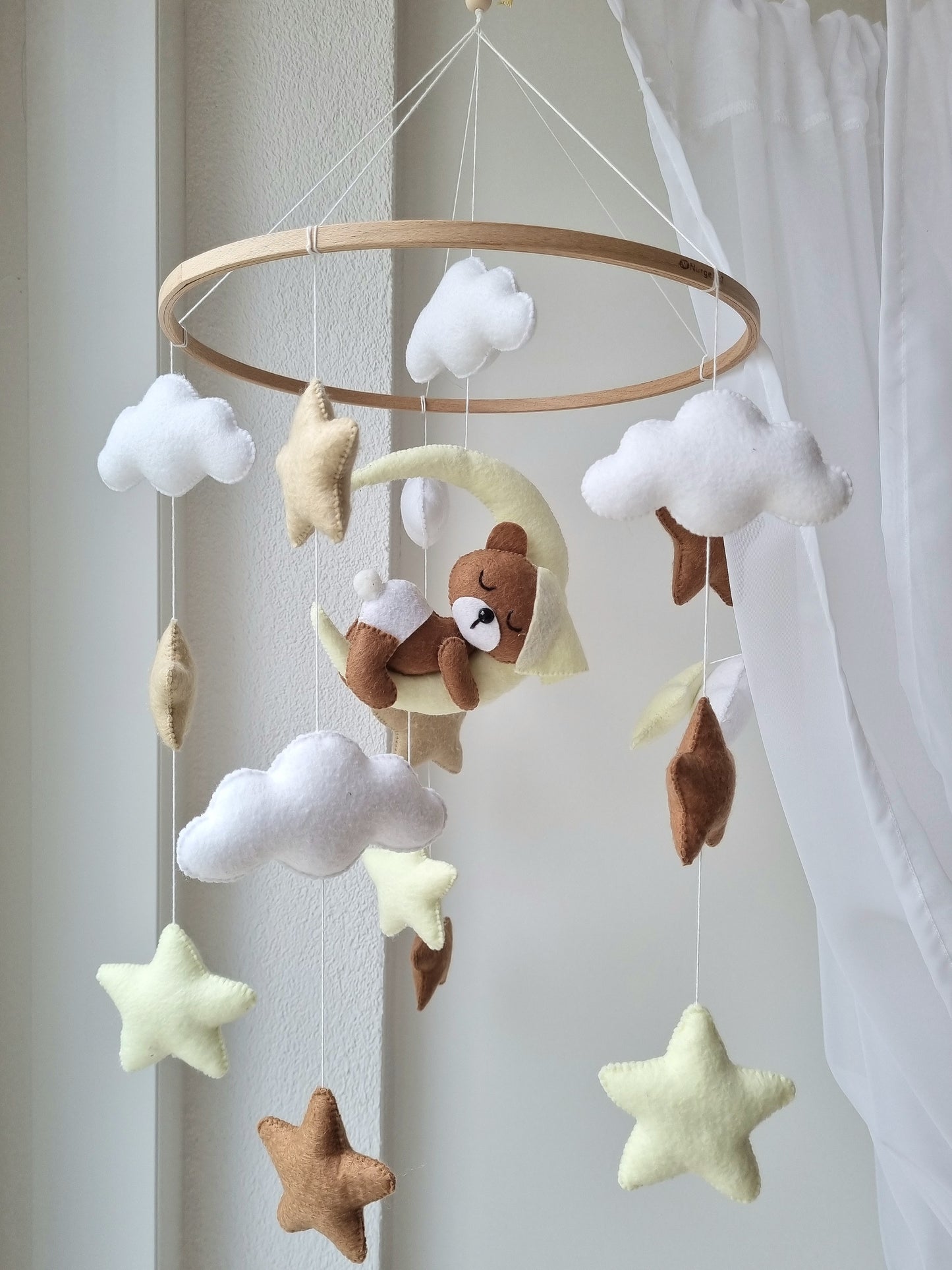 Baby Mobile schlafender Bär mit Mütze hellgelb
