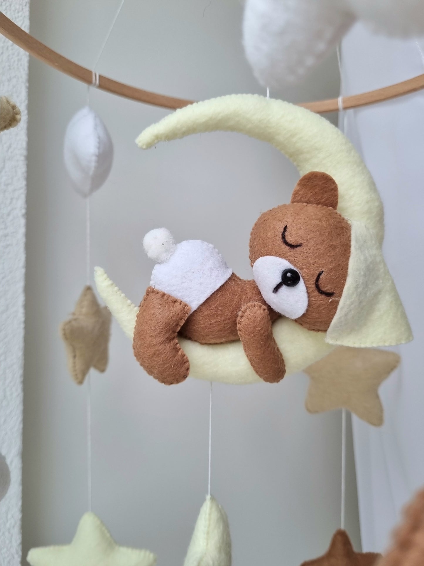 Baby Mobile schlafender Bär mit Mütze hellgelb