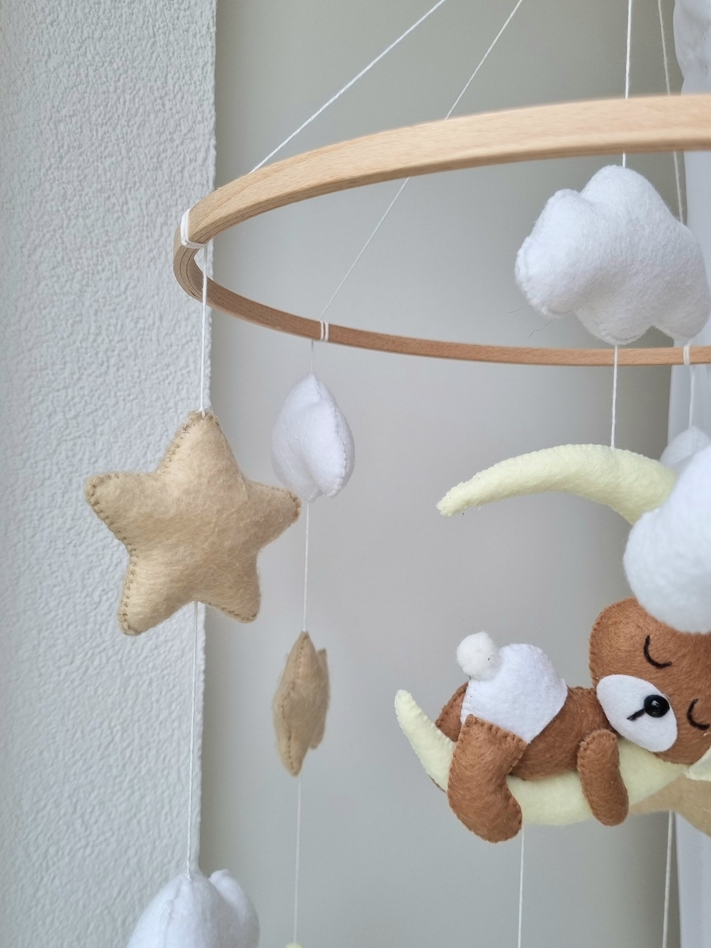Baby Mobile schlafender Bär mit Mütze hellgelb