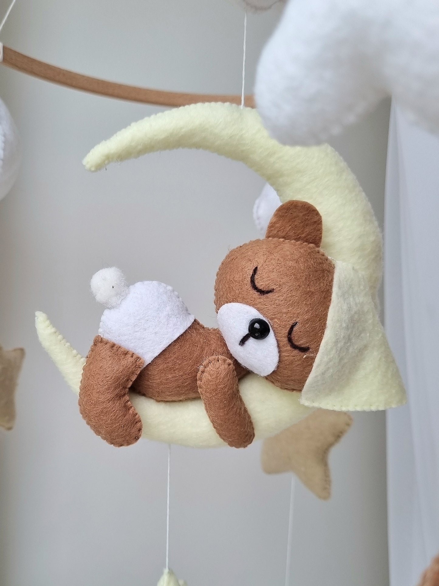 Baby Mobile schlafender Bär mit Mütze hellgelb