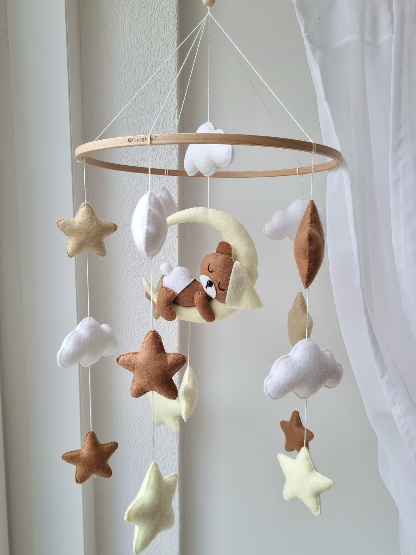 Baby Mobile schlafender Bär mit Mütze hellgelb