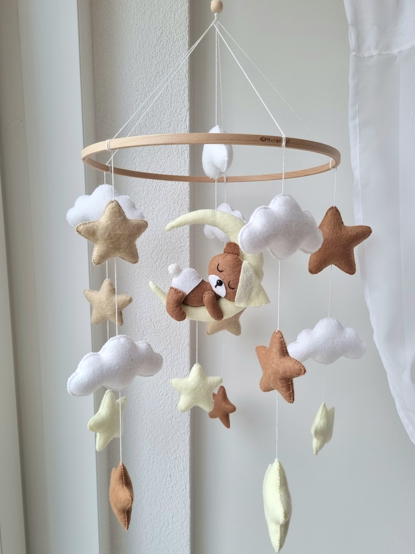 Baby Mobile schlafender Bär mit Mütze hellgelb
