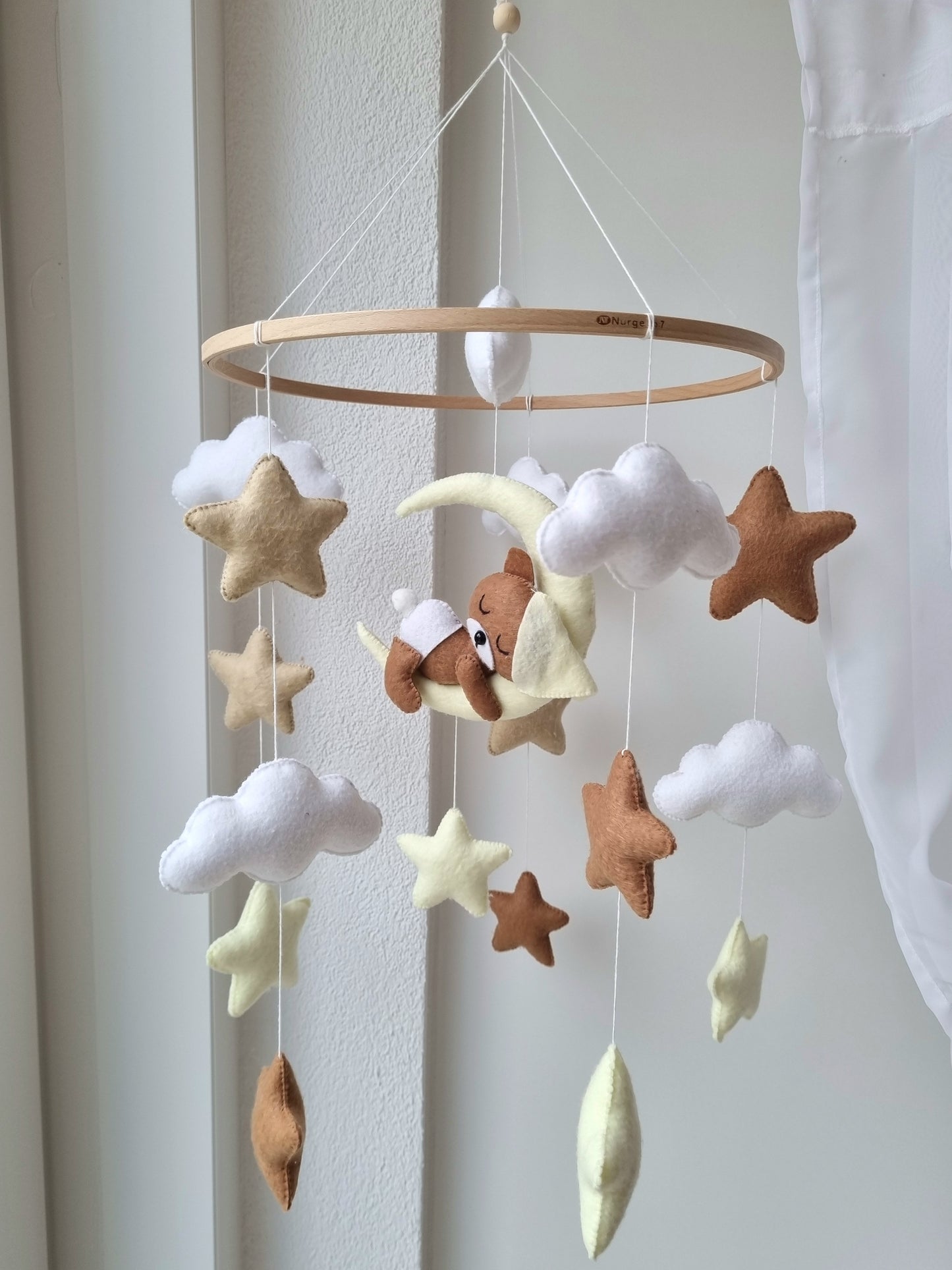 Baby Mobile schlafender Bär mit Mütze hellgelb