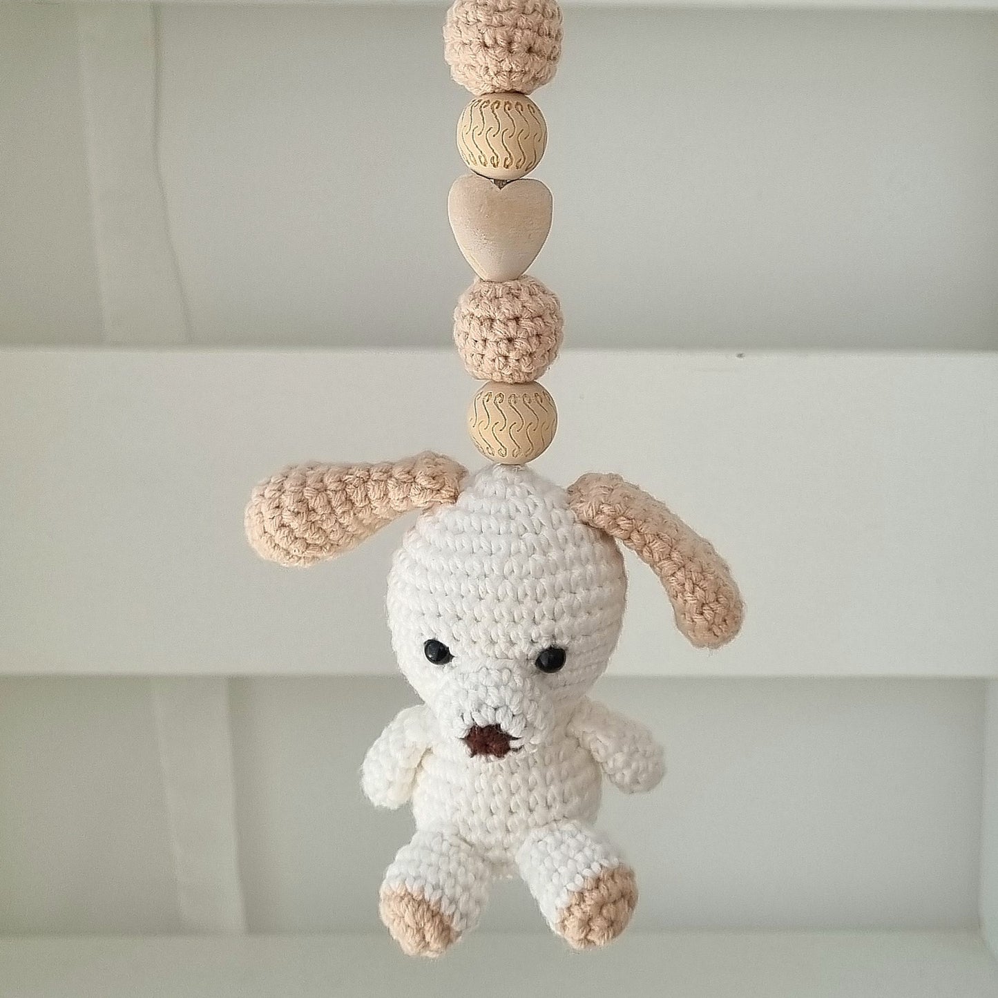 Ein handgefertigter Maxi-Cosi-Anhänger aus bunten Perlen, Häkeltier und Holzelementen, der unterwegs für Unterhaltung sorgt. Die verschiedenen Farben und Texturen machen das Reisen mit dem Baby nie langweilig. Ideal für Maxi-Cosi, Kinderwagen oder Bettchen.