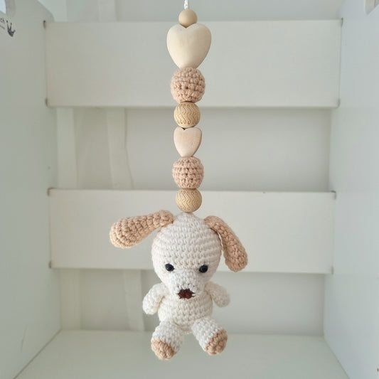 Ein handgefertigter Maxi-Cosi-Anhänger aus bunten Perlen, Häkeltier und Holzelementen, der unterwegs für Unterhaltung sorgt. Die verschiedenen Farben und Texturen machen das Reisen mit dem Baby nie langweilig. Ideal für Maxi-Cosi, Kinderwagen oder Bettchen.