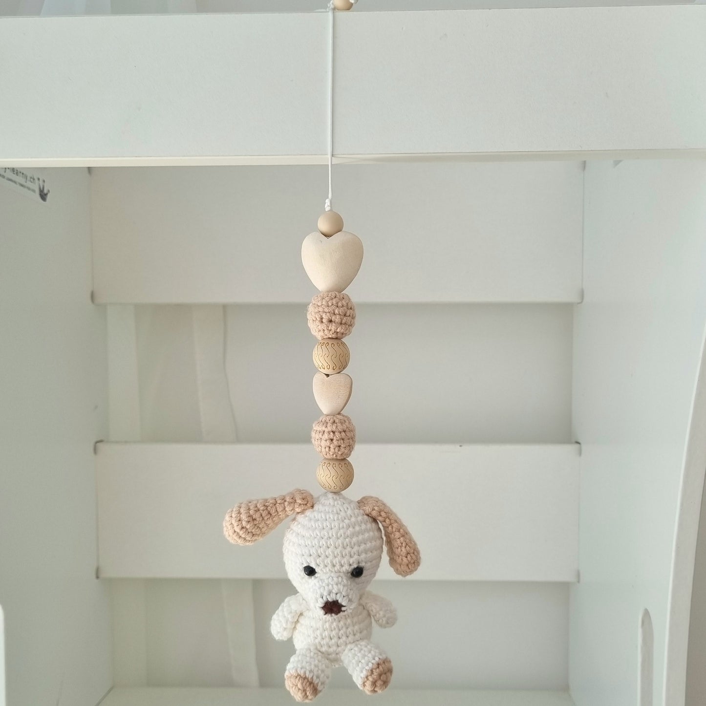 Ein handgefertigter Maxi-Cosi-Anhänger aus bunten Perlen, Häkeltier und Holzelementen, der unterwegs für Unterhaltung sorgt. Die verschiedenen Farben und Texturen machen das Reisen mit dem Baby nie langweilig. Ideal für Maxi-Cosi, Kinderwagen oder Bettchen.