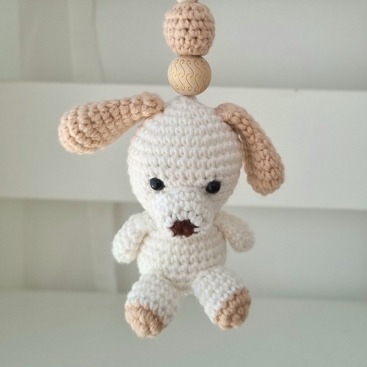 Ein handgefertigter Maxi-Cosi-Anhänger aus bunten Perlen, Häkeltier und Holzelementen, der unterwegs für Unterhaltung sorgt. Die verschiedenen Farben und Texturen machen das Reisen mit dem Baby nie langweilig. Ideal für Maxi-Cosi, Kinderwagen oder Bettchen.