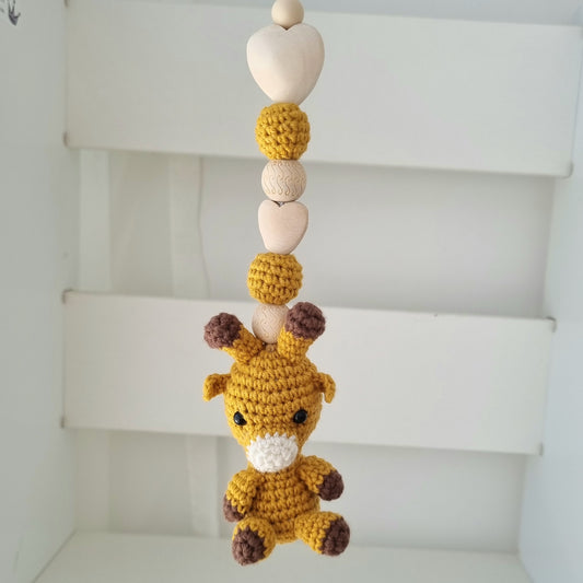 Ein handgefertigter Maxi-Cosi-Anhänger aus bunten Perlen, Häkeltier und Holzelementen, der unterwegs für Unterhaltung sorgt. Die verschiedenen Farben und Texturen machen das Reisen mit dem Baby nie langweilig. Ideal für Maxi-Cosi, Kinderwagen oder Bettchen.