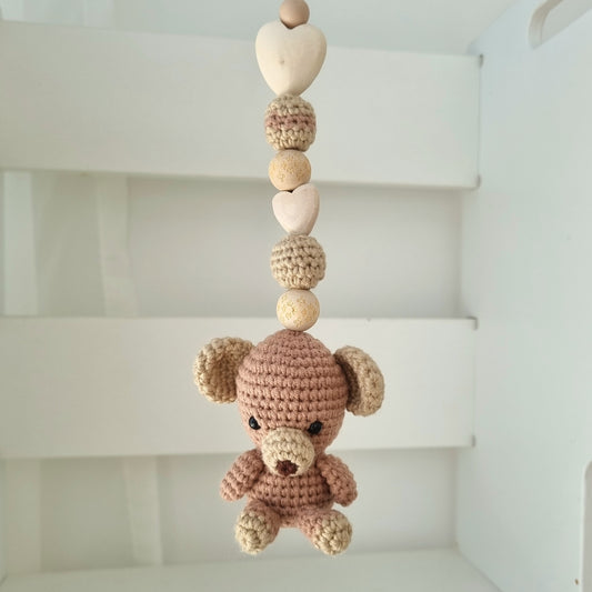 Ein handgefertigter Maxi-Cosi-Anhänger aus bunten Perlen, Häkeltier und Holzelementen, der unterwegs für Unterhaltung sorgt. Die verschiedenen Farben und Texturen machen das Reisen mit dem Baby nie langweilig. Ideal für Maxi-Cosi, Kinderwagen oder Bettchen.