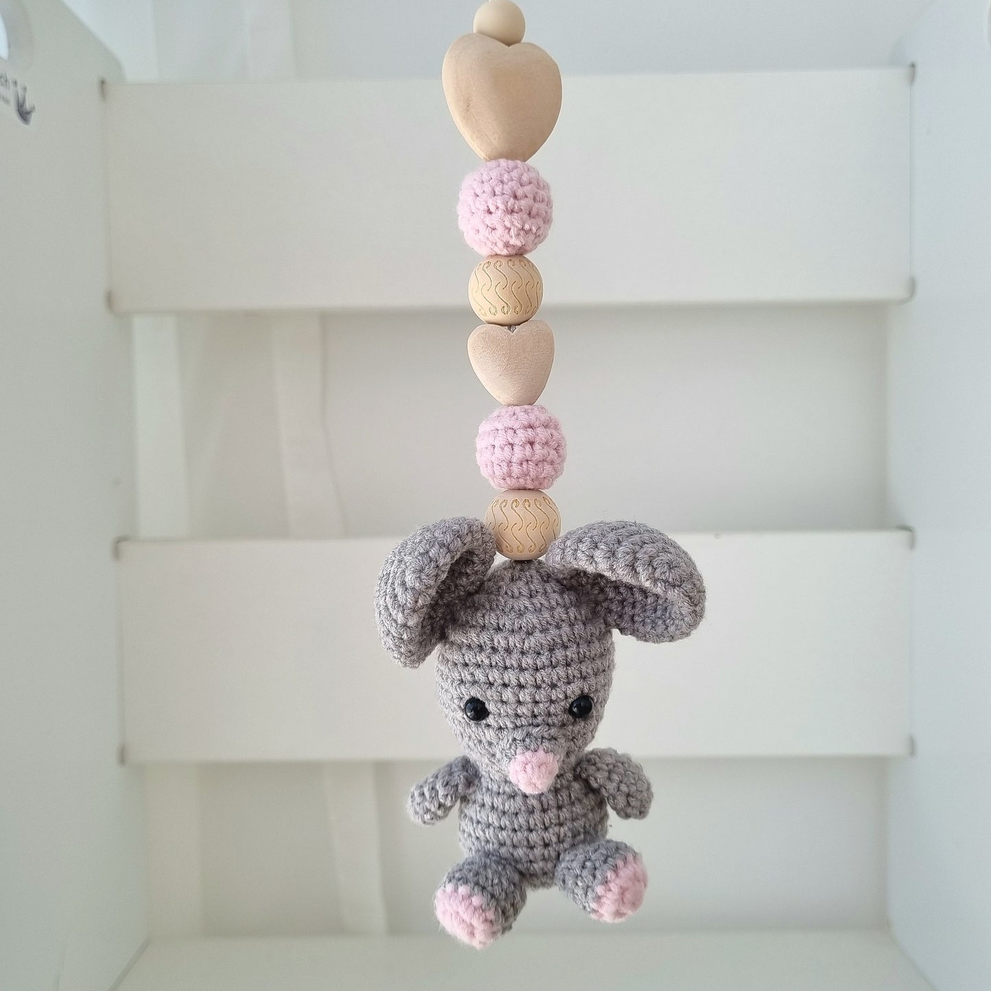 Ein handgefertigter Maxi-Cosi-Anhänger aus bunten Perlen, Häkeltier und Holzelementen, der unterwegs für Unterhaltung sorgt. Die verschiedenen Farben und Texturen machen das Reisen mit dem Baby nie langweilig. Ideal für Maxi-Cosi, Kinderwagen oder Bettchen.