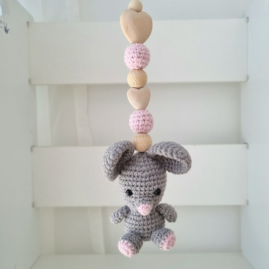 Ein handgefertigter Maxi-Cosi-Anhänger aus bunten Perlen, Häkeltier und Holzelementen, der unterwegs für Unterhaltung sorgt. Die verschiedenen Farben und Texturen machen das Reisen mit dem Baby nie langweilig. Ideal für Maxi-Cosi, Kinderwagen oder Bettchen.