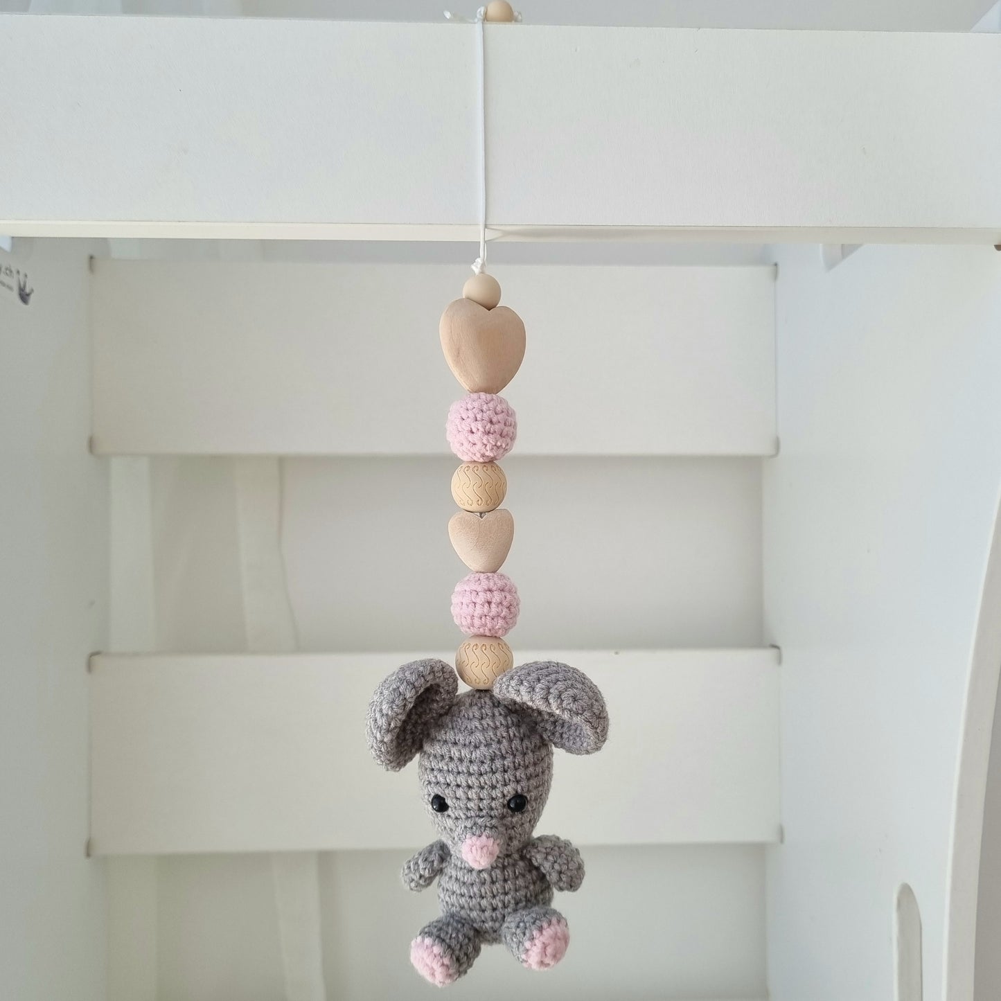 Ein handgefertigter Maxi-Cosi-Anhänger aus bunten Perlen, Häkeltier und Holzelementen, der unterwegs für Unterhaltung sorgt. Die verschiedenen Farben und Texturen machen das Reisen mit dem Baby nie langweilig. Ideal für Maxi-Cosi, Kinderwagen oder Bettchen.