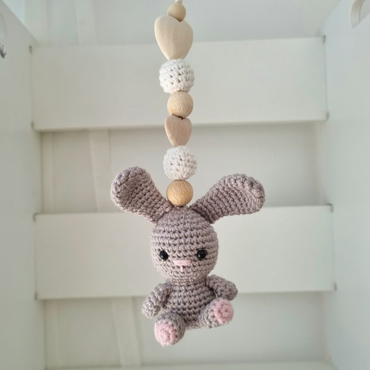 Ein handgefertigter Maxi-Cosi-Anhänger aus bunten Perlen, Häkeltier und Holzelementen, der unterwegs für Unterhaltung sorgt. Die verschiedenen Farben und Texturen machen das Reisen mit dem Baby nie langweilig. Ideal für Maxi-Cosi, Kinderwagen oder Bettchen.