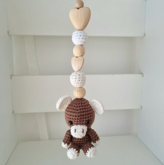 Ein handgefertigter Maxi-Cosi-Anhänger aus bunten Perlen, Häkeltier und Holzelementen, der unterwegs für Unterhaltung sorgt. Die verschiedenen Farben und Texturen machen das Reisen mit dem Baby nie langweilig. Ideal für Maxi-Cosi, Kinderwagen oder Bettchen.