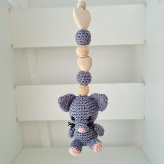 Ein handgefertigter Maxi-Cosi-Anhänger aus bunten Perlen, Häkeltier und Holzelementen, der unterwegs für Unterhaltung sorgt. Die verschiedenen Farben und Texturen machen das Reisen mit dem Baby nie langweilig. Ideal für Maxi-Cosi, Kinderwagen oder Bettchen.