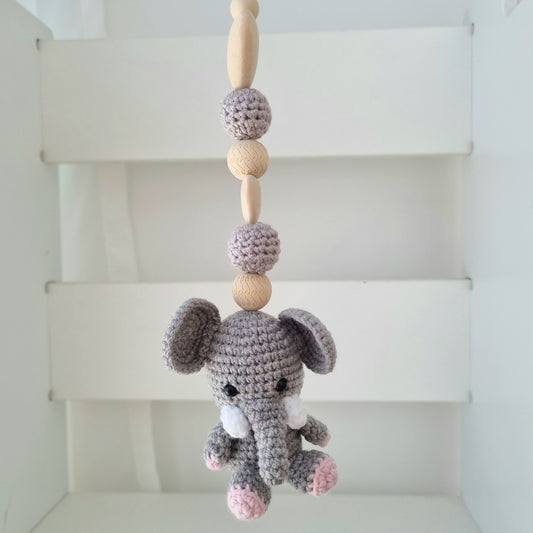 Ein handgefertigter Maxi-Cosi-Anhänger aus bunten Perlen, Häkeltier und Holzelementen, der unterwegs für Unterhaltung sorgt. Die verschiedenen Farben und Texturen machen das Reisen mit dem Baby nie langweilig. Ideal für Maxi-Cosi, Kinderwagen oder Bettchen.