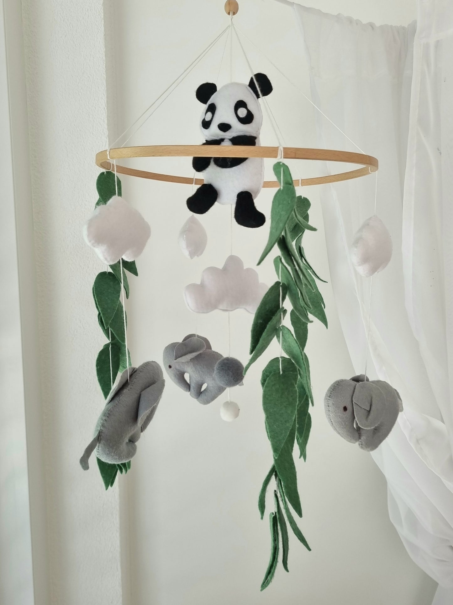 Selbstgemachtes Filzmobile mit liebevoll handgefertigten Figuren und Formen, ideal für das Babybett oder den Kinderwagen. Hergestellt aus weichem, hochwertigem Filz in bunten Farben, fördert es die visuelle und sensorische Entwicklung des Babys. Leicht und sicher aufzuhängen im Babyzimmer, schafft es eine beruhigende und kreative Umgebung für Ihr Kind.