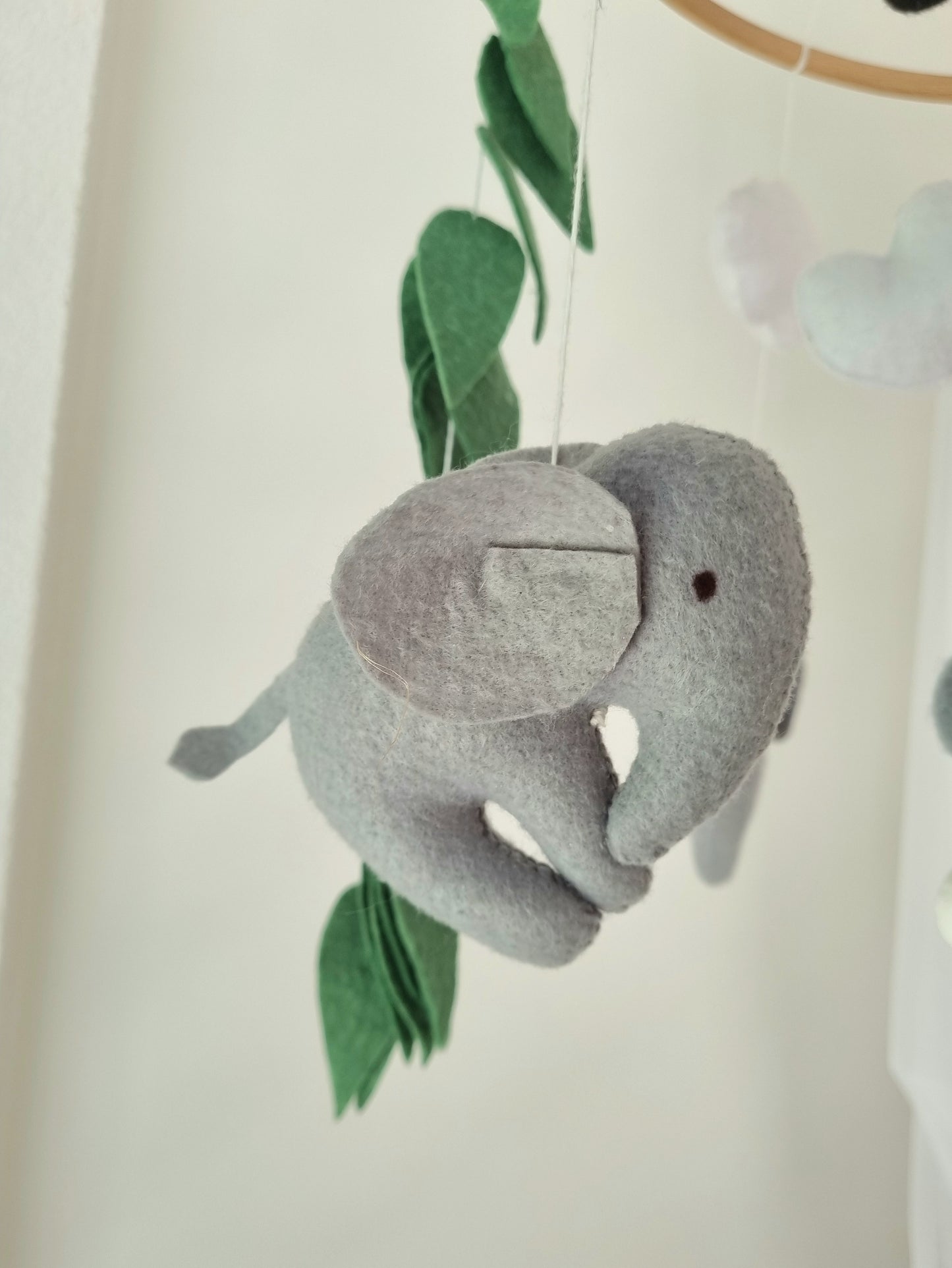Selbstgemachtes Filzmobile mit liebevoll handgefertigten Figuren und Formen, ideal für das Babybett oder den Kinderwagen. Hergestellt aus weichem, hochwertigem Filz in bunten Farben, fördert es die visuelle und sensorische Entwicklung des Babys. Leicht und sicher aufzuhängen im Babyzimmer, schafft es eine beruhigende und kreative Umgebung für Ihr Kind.