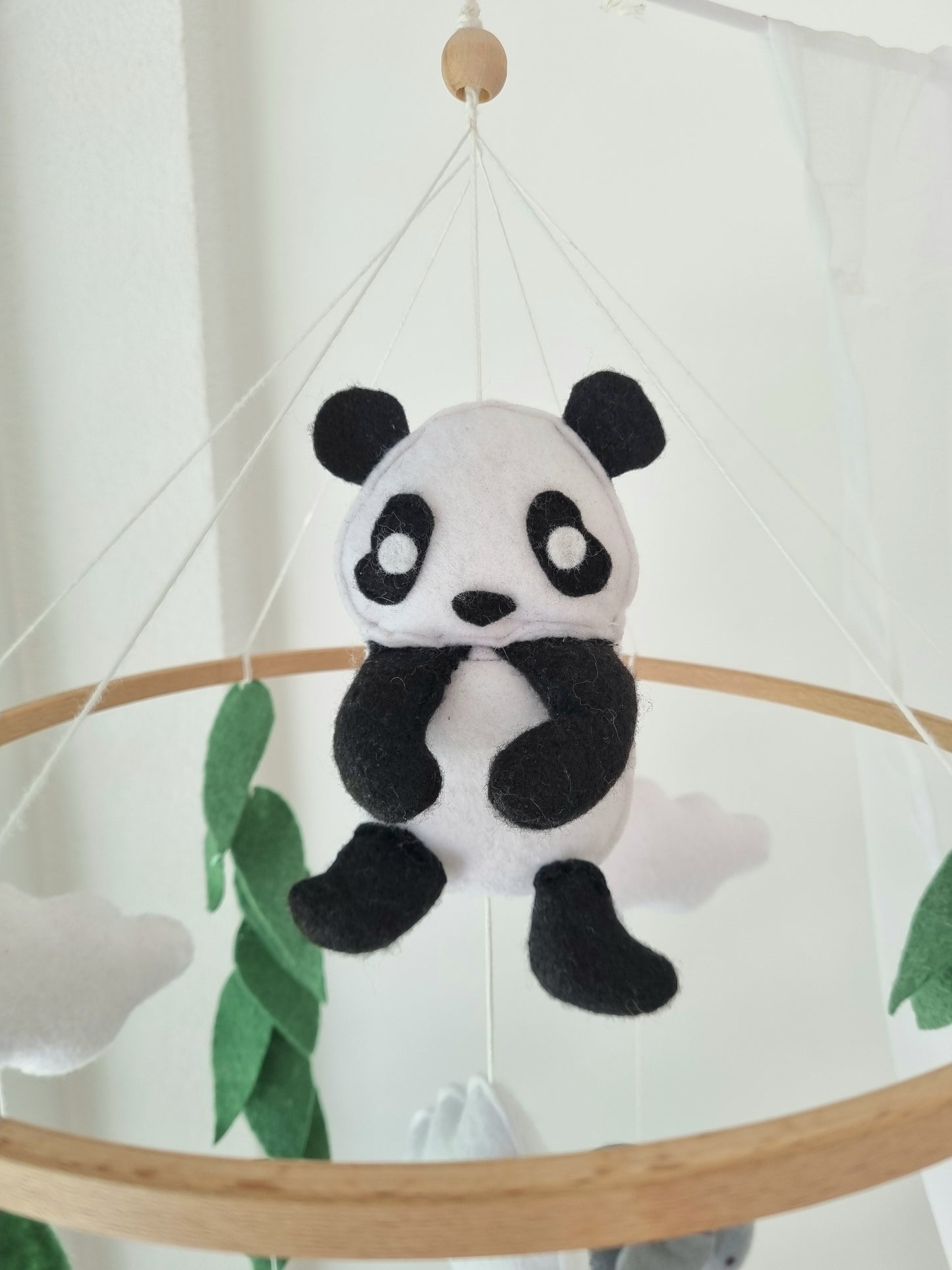 Selbstgemachtes Filzmobile mit liebevoll handgefertigten Figuren und Formen, ideal für das Babybett oder den Kinderwagen. Hergestellt aus weichem, hochwertigem Filz in bunten Farben, fördert es die visuelle und sensorische Entwicklung des Babys. Leicht und sicher aufzuhängen im Babyzimmer, schafft es eine beruhigende und kreative Umgebung für Ihr Kind.