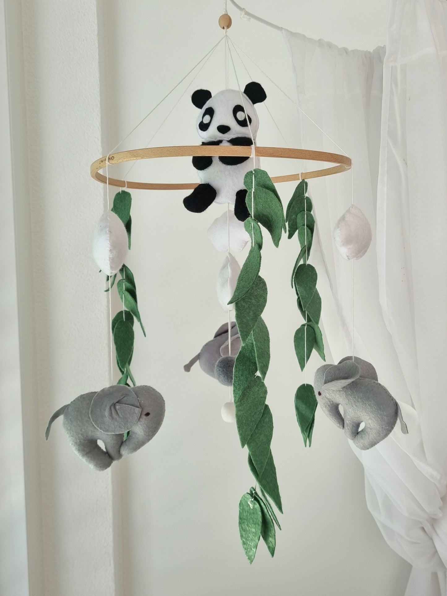 Selbstgemachtes Filzmobile mit liebevoll handgefertigten Figuren und Formen, ideal für das Babybett oder den Kinderwagen. Hergestellt aus weichem, hochwertigem Filz in bunten Farben, fördert es die visuelle und sensorische Entwicklung des Babys. Leicht und sicher aufzuhängen im Babyzimmer, schafft es eine beruhigende und kreative Umgebung für Ihr Kind.