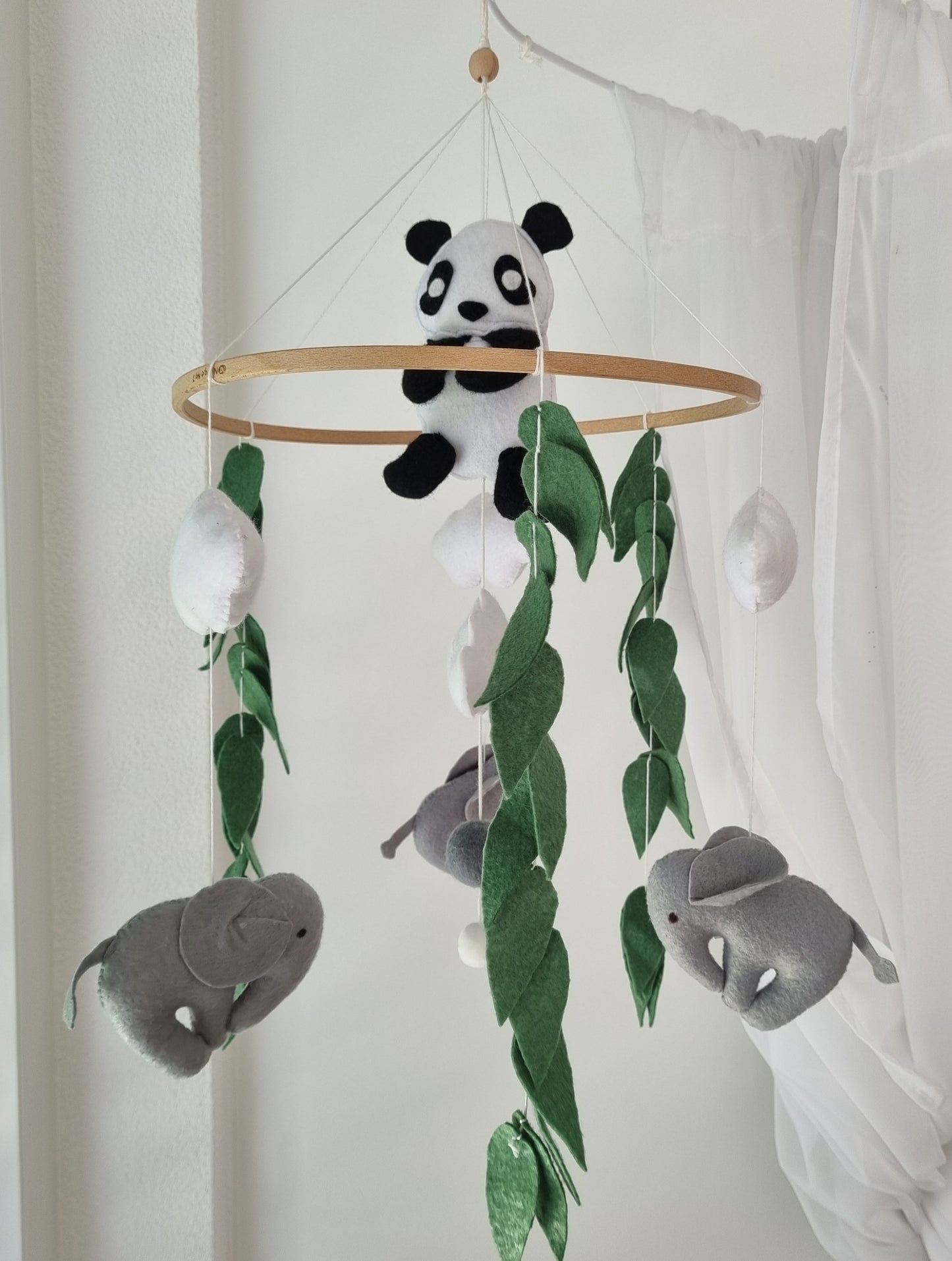 Selbstgemachtes Filzmobile mit liebevoll handgefertigten Figuren und Formen, ideal für das Babybett oder den Kinderwagen. Hergestellt aus weichem, hochwertigem Filz in bunten Farben, fördert es die visuelle und sensorische Entwicklung des Babys. Leicht und sicher aufzuhängen im Babyzimmer, schafft es eine beruhigende und kreative Umgebung für Ihr Kind.