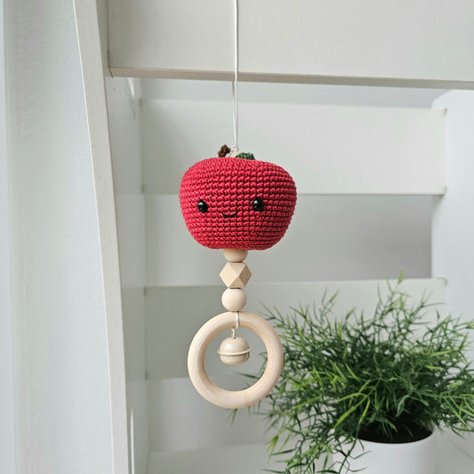 Ein handgefertigter Maxi-Cosi-Anhänger aus bunten Perlen, Häkelfrucht und Holzelementen, der unterwegs für Unterhaltung sorgt. Die verschiedenen Farben und Texturen machen das Reisen mit dem Baby nie langweilig. Ideal für Maxi-Cosi, Kinderwagen oder Bettchen.