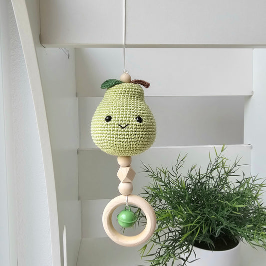 Ein handgefertigter Maxi-Cosi-Anhänger aus bunten Perlen, Häkelfrucht und Holzelementen, der unterwegs für Unterhaltung sorgt. Die verschiedenen Farben und Texturen machen das Reisen mit dem Baby nie langweilig. Ideal für Maxi-Cosi, Kinderwagen oder Bettchen.