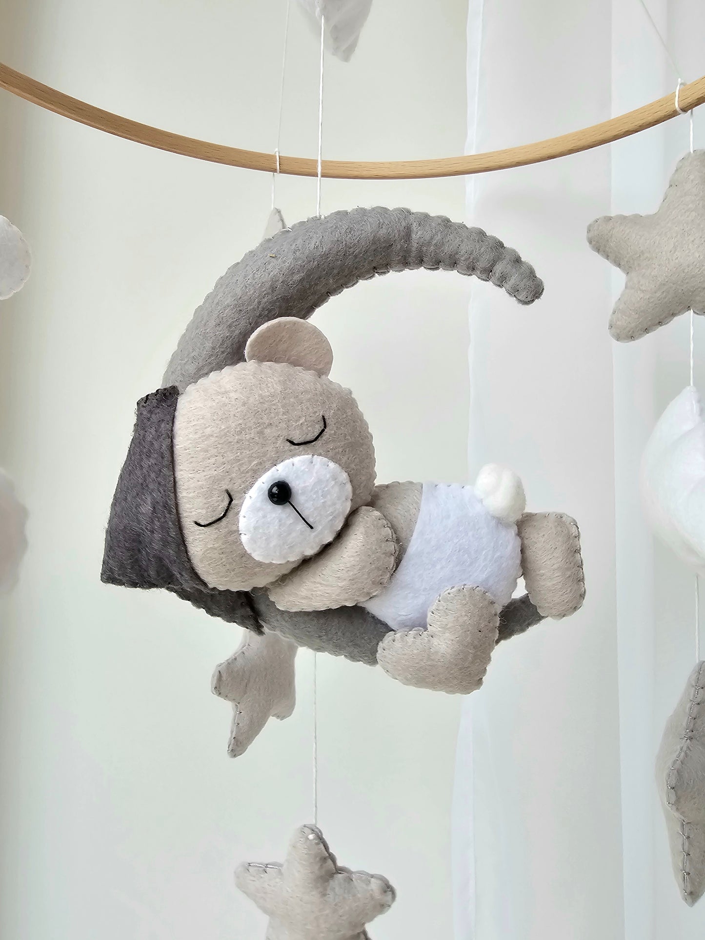 Baby Mobile schlafender Bär mit Mütze grau