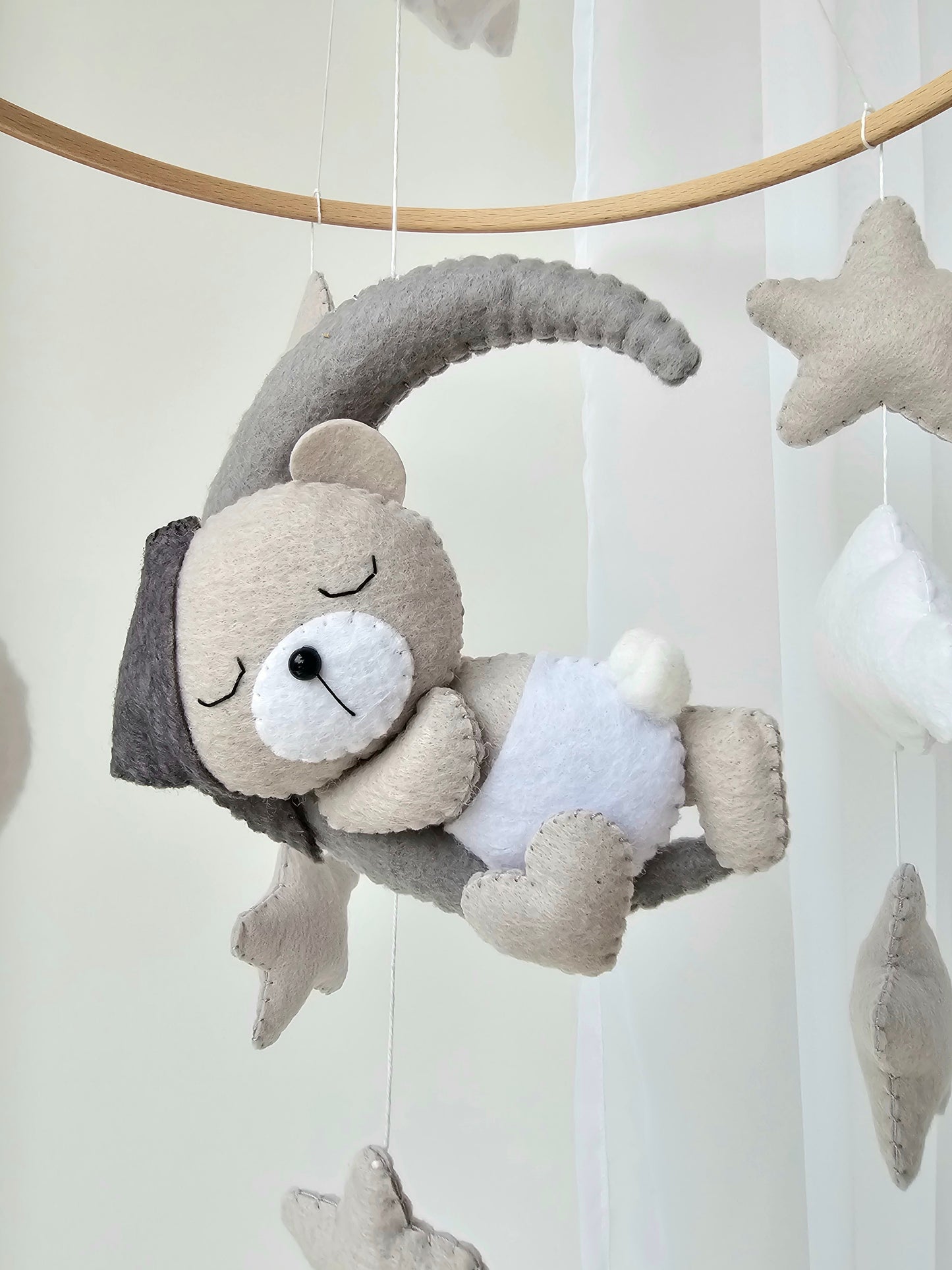 Baby Mobile schlafender Bär mit Mütze grau