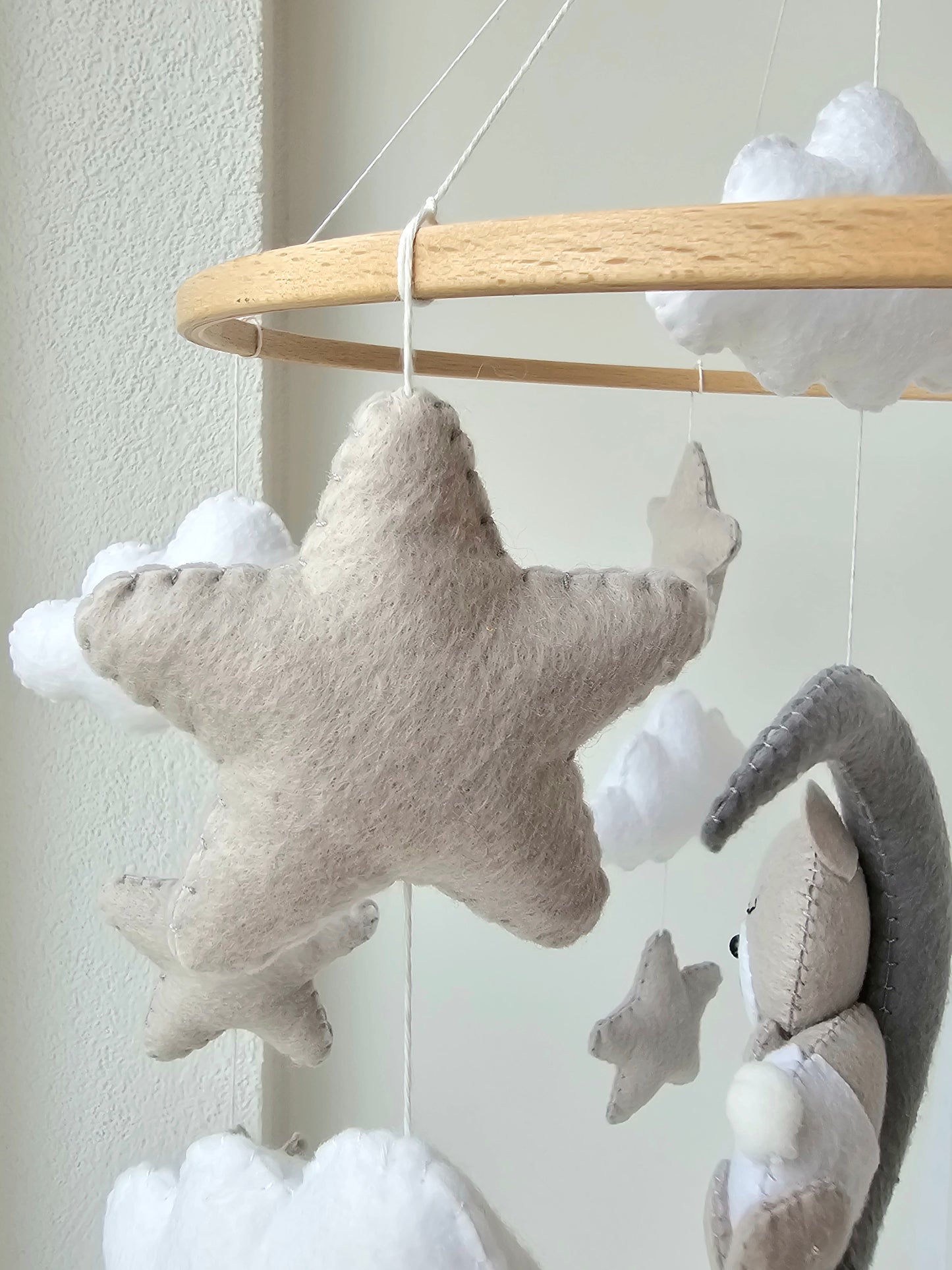 Baby Mobile schlafender Bär mit Mütze grau
