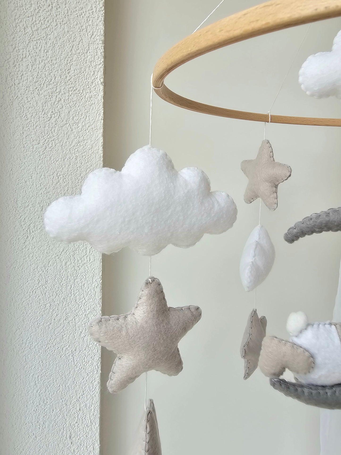 Baby Mobile schlafender Bär mit Mütze grau