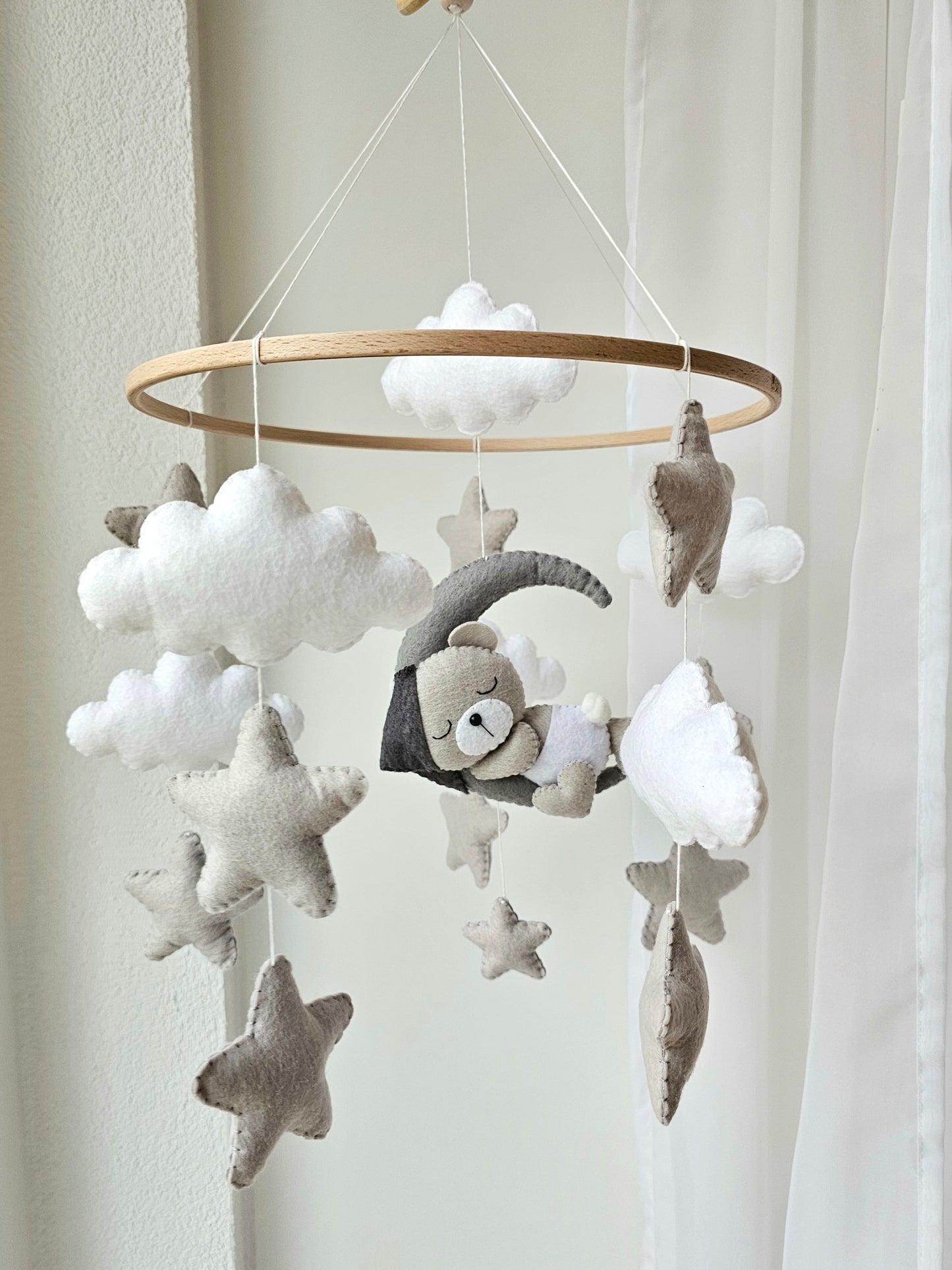 Baby Mobile schlafender Bär mit Mütze grau