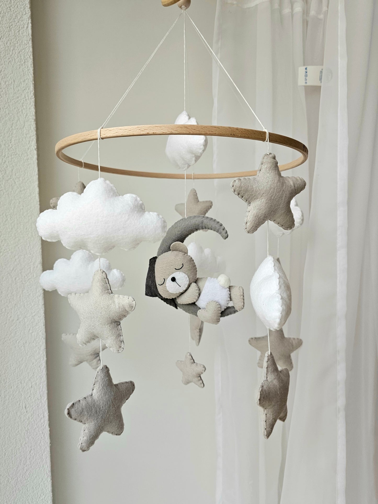 Baby Mobile schlafender Bär mit Mütze grau