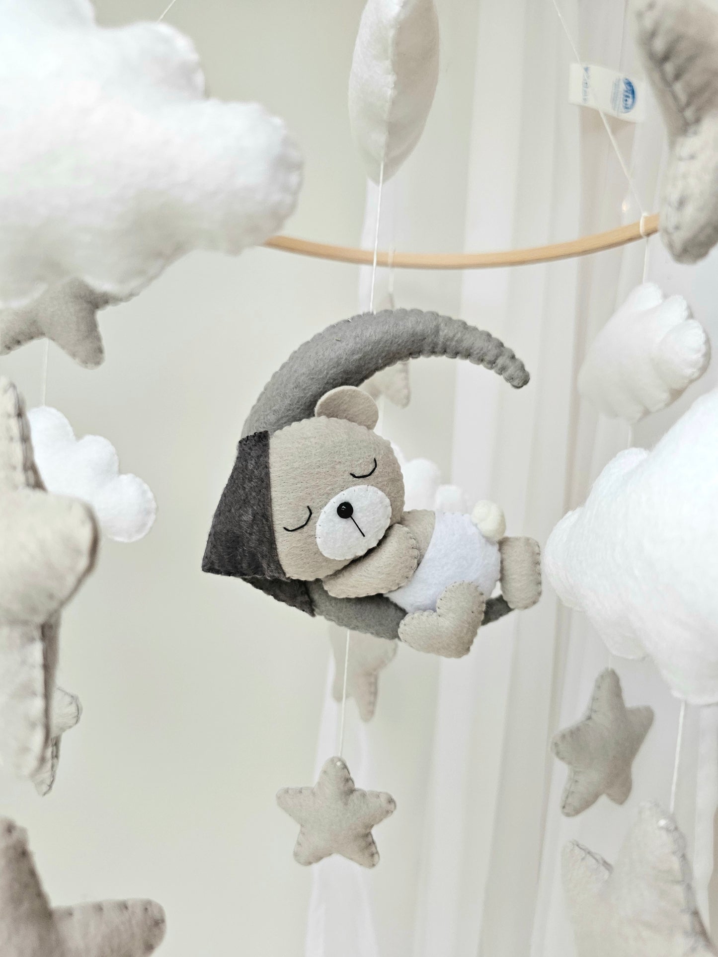 Baby Mobile schlafender Bär mit Mütze grau