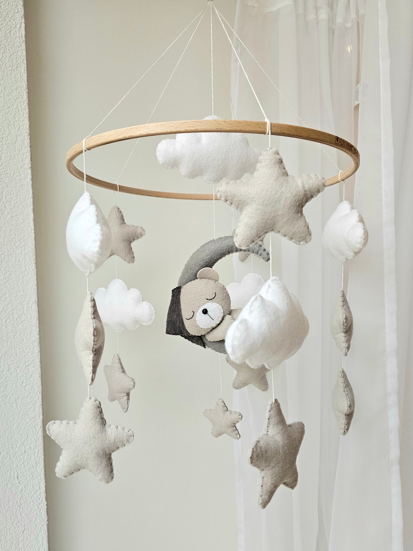 Baby Mobile schlafender Bär mit Mütze grau