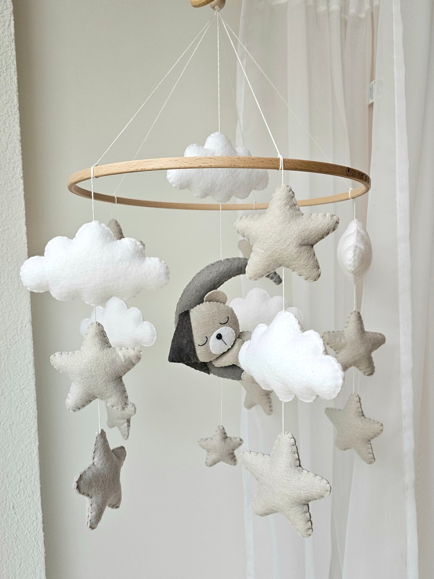 Baby Mobile schlafender Bär mit Mütze grau