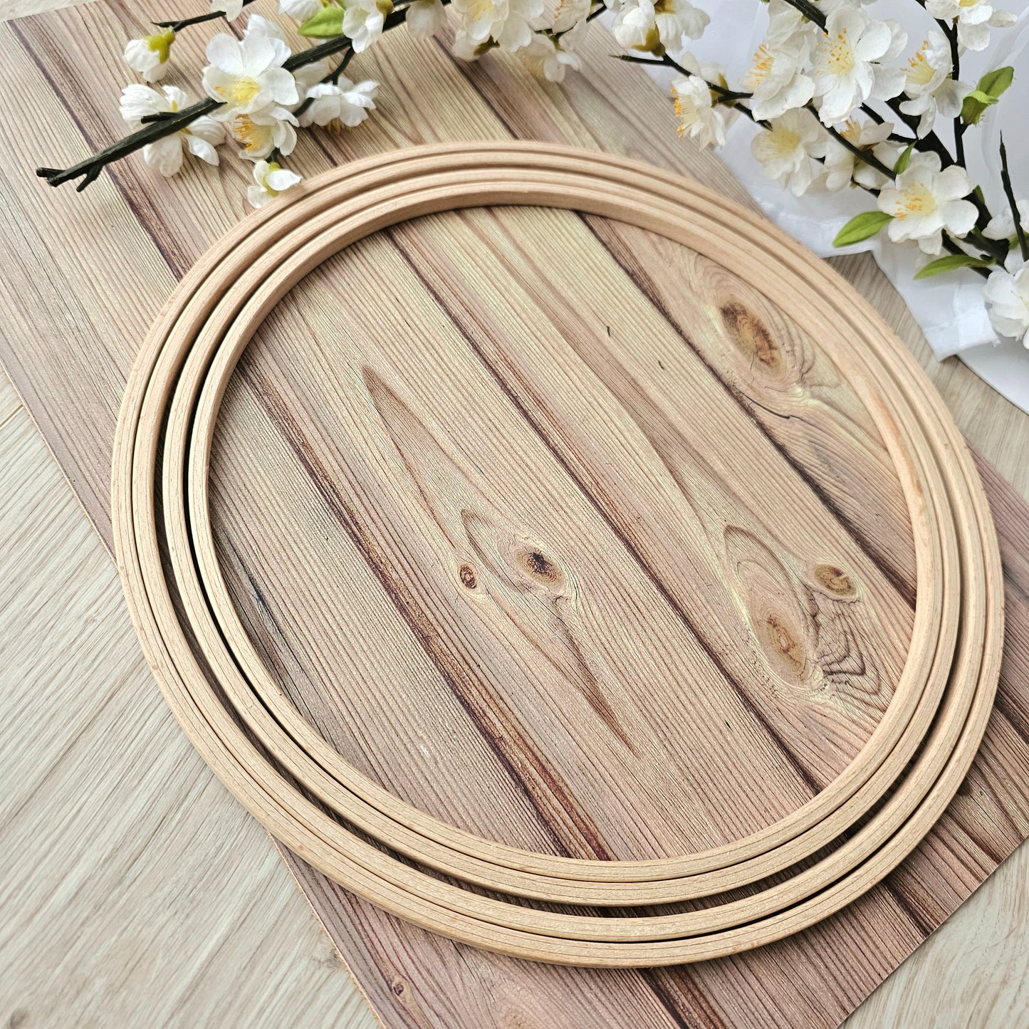 Holzring für Mobile, gefertigt aus hochwertigem Buchenholz. Ideal zum Aufhängen von Babyspieluhren oder anderen Spielzeugen über dem Kinderbett oder Kinderwagen. Natürliche Holzoptik, glatt und langlebig, sicher und ungiftig für Babys. Perfekt zum Selbermachen individueller Mobiles und zur Förderung der sensorischen Entwicklung des Kindes.