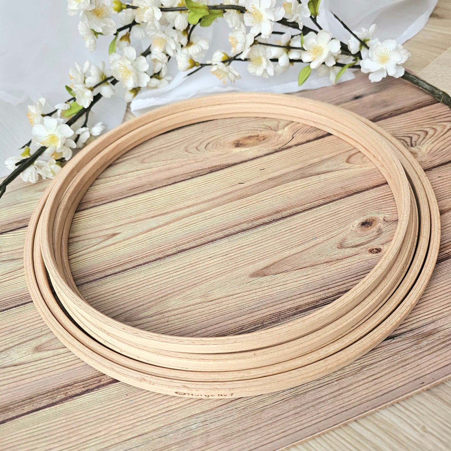 Holzring für Mobile, gefertigt aus hochwertigem Buchenholz. Ideal zum Aufhängen von Babyspieluhren oder anderen Spielzeugen über dem Kinderbett oder Kinderwagen. Natürliche Holzoptik, glatt und langlebig, sicher und ungiftig für Babys. Perfekt zum Selbermachen individueller Mobiles und zur Förderung der sensorischen Entwicklung des Kindes.