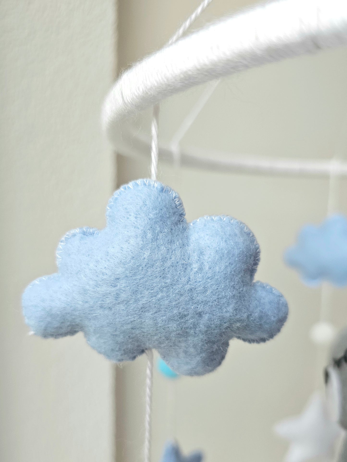 Baby Mobile träumender Bär blau mit Spiegelchen