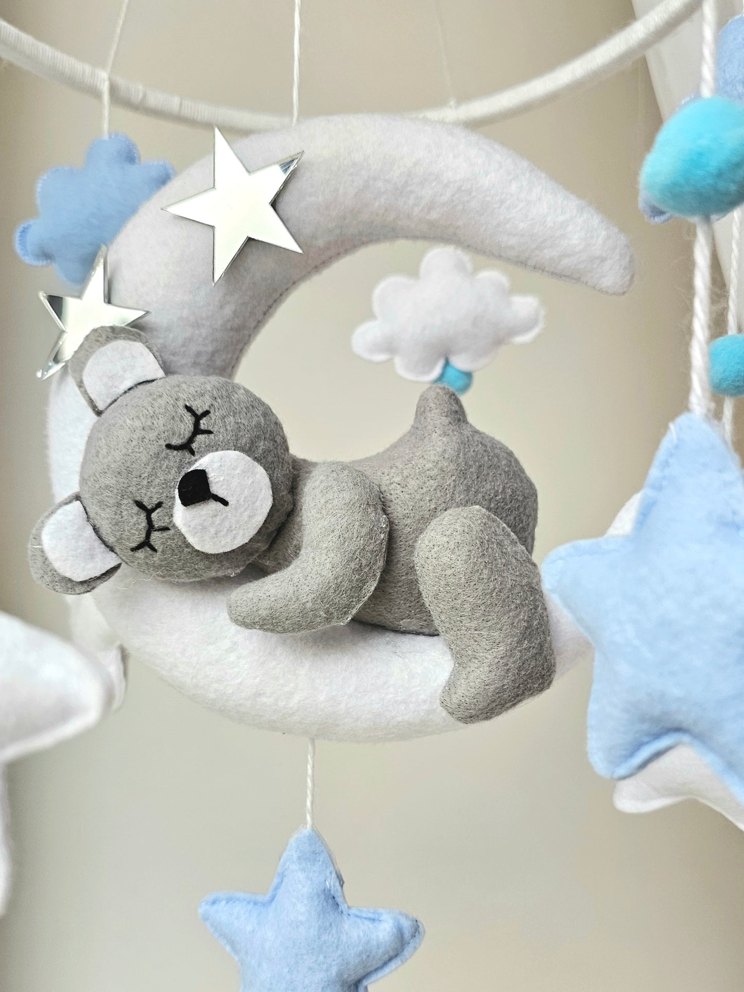 Baby Mobile träumender Bär blau mit Spiegelchen