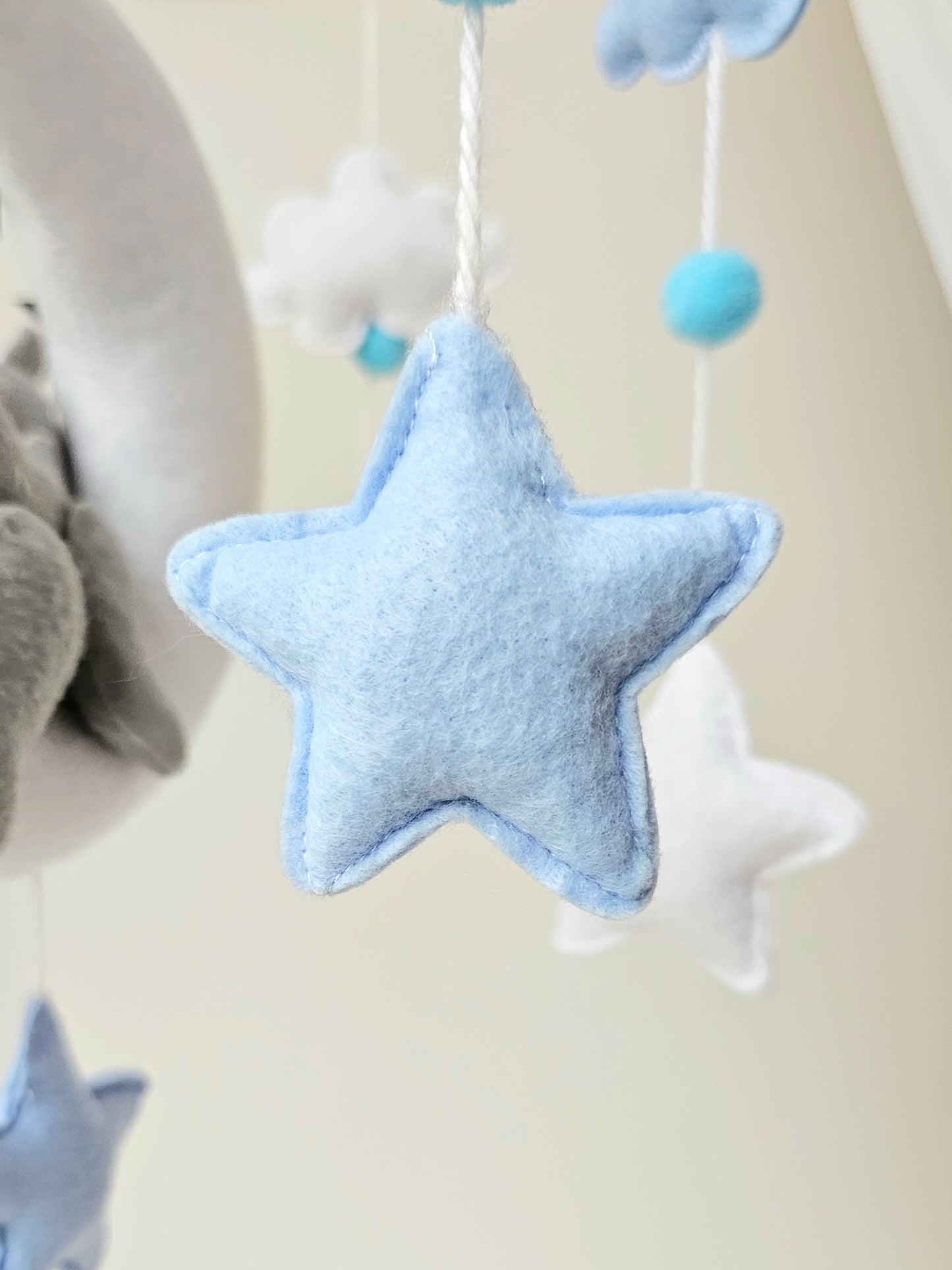 Baby Mobile träumender Bär blau mit Spiegelchen