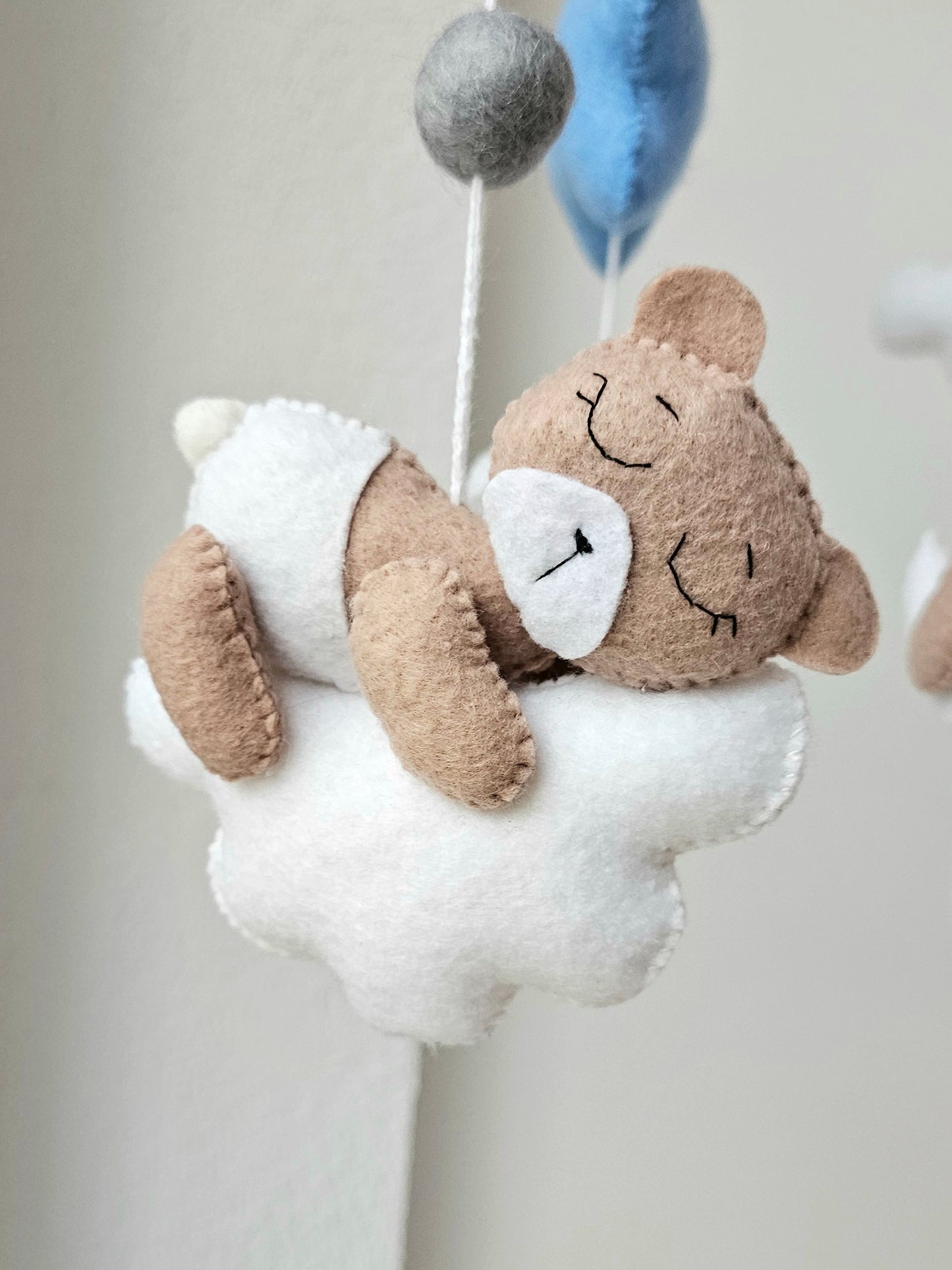 Baby Mobile schlafender Bär blau