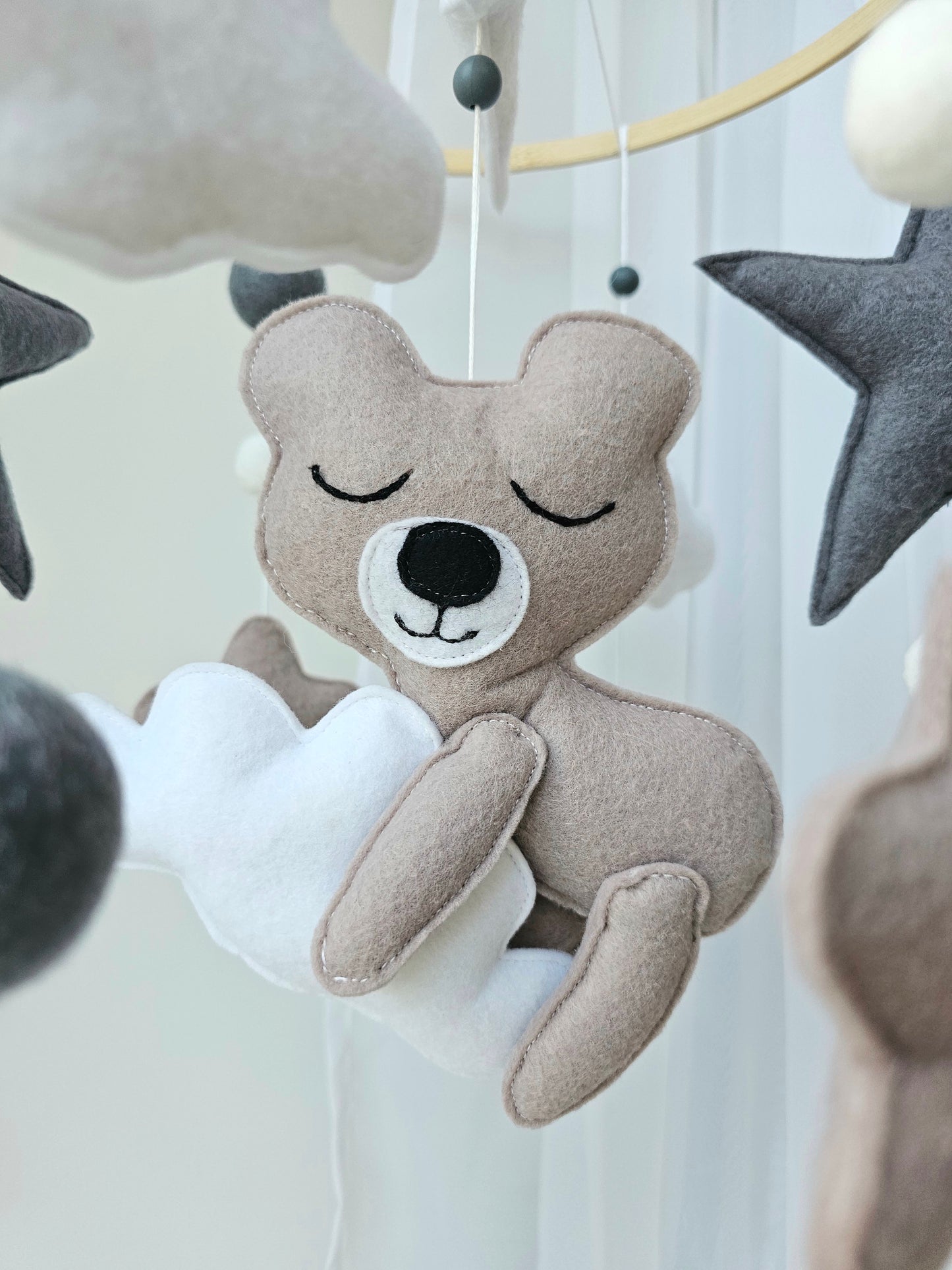 Baby Mobile schlafender Bär beige