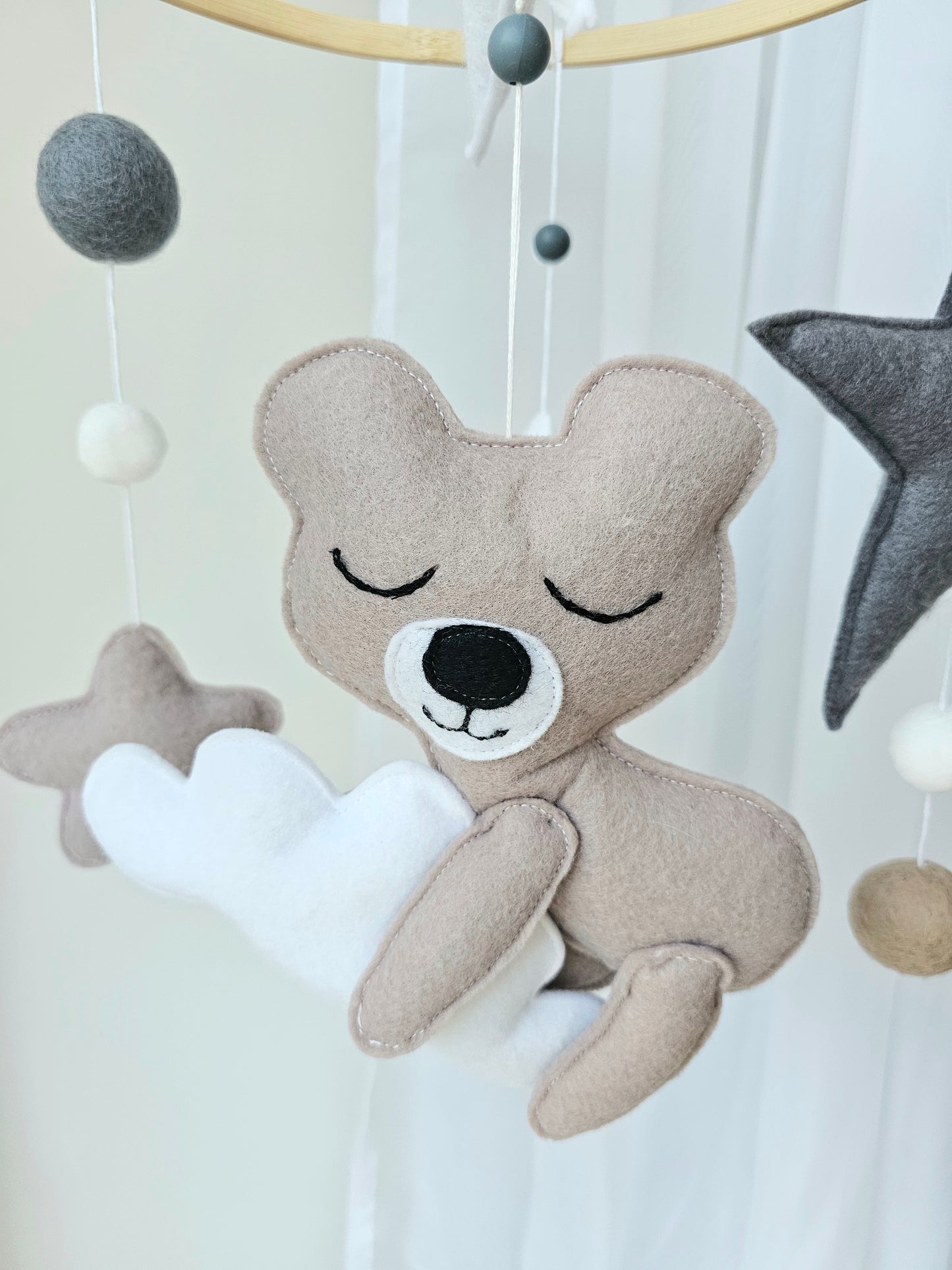 Baby Mobile schlafender Bär beige