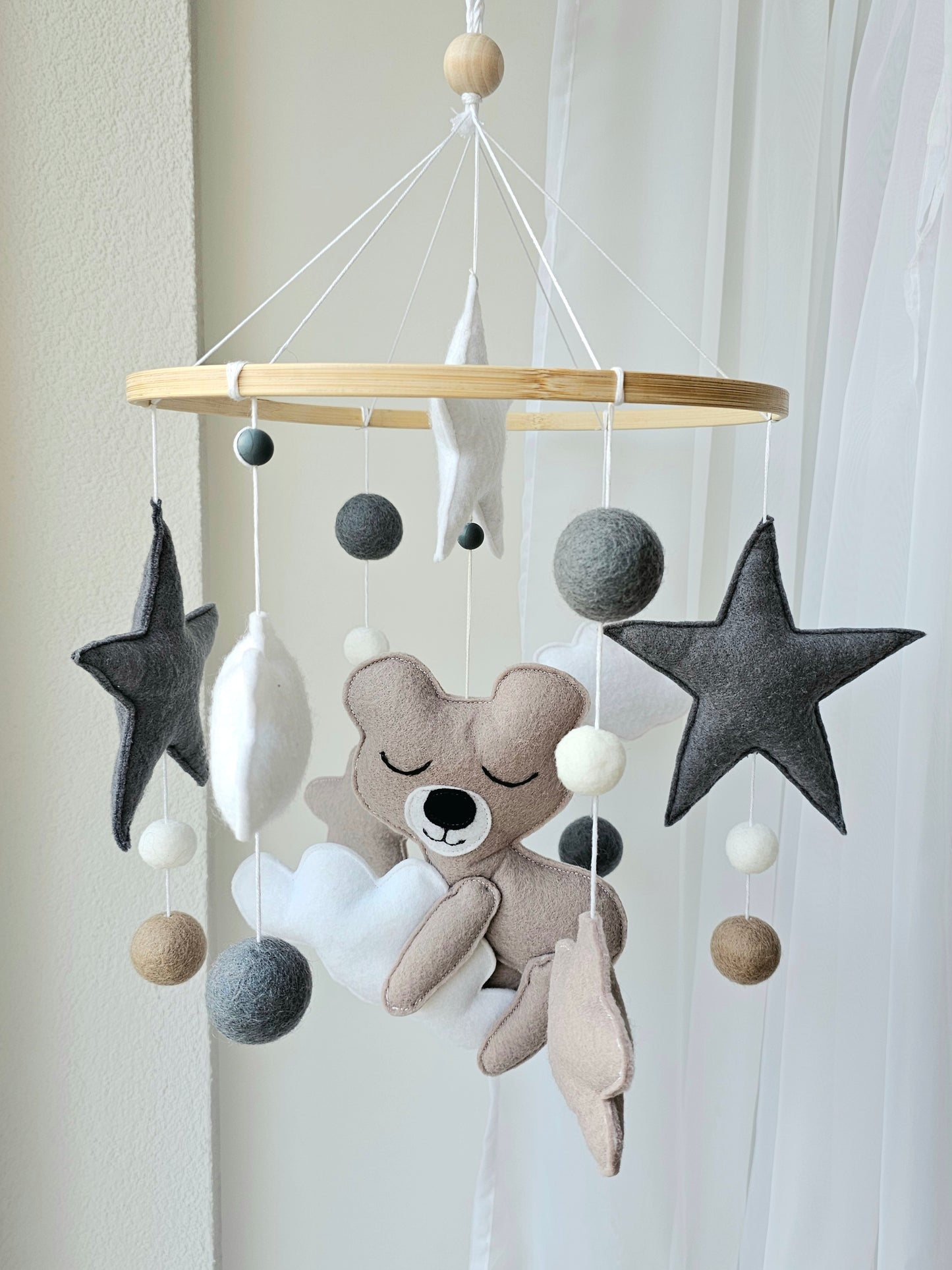 Baby Mobile schlafender Bär beige