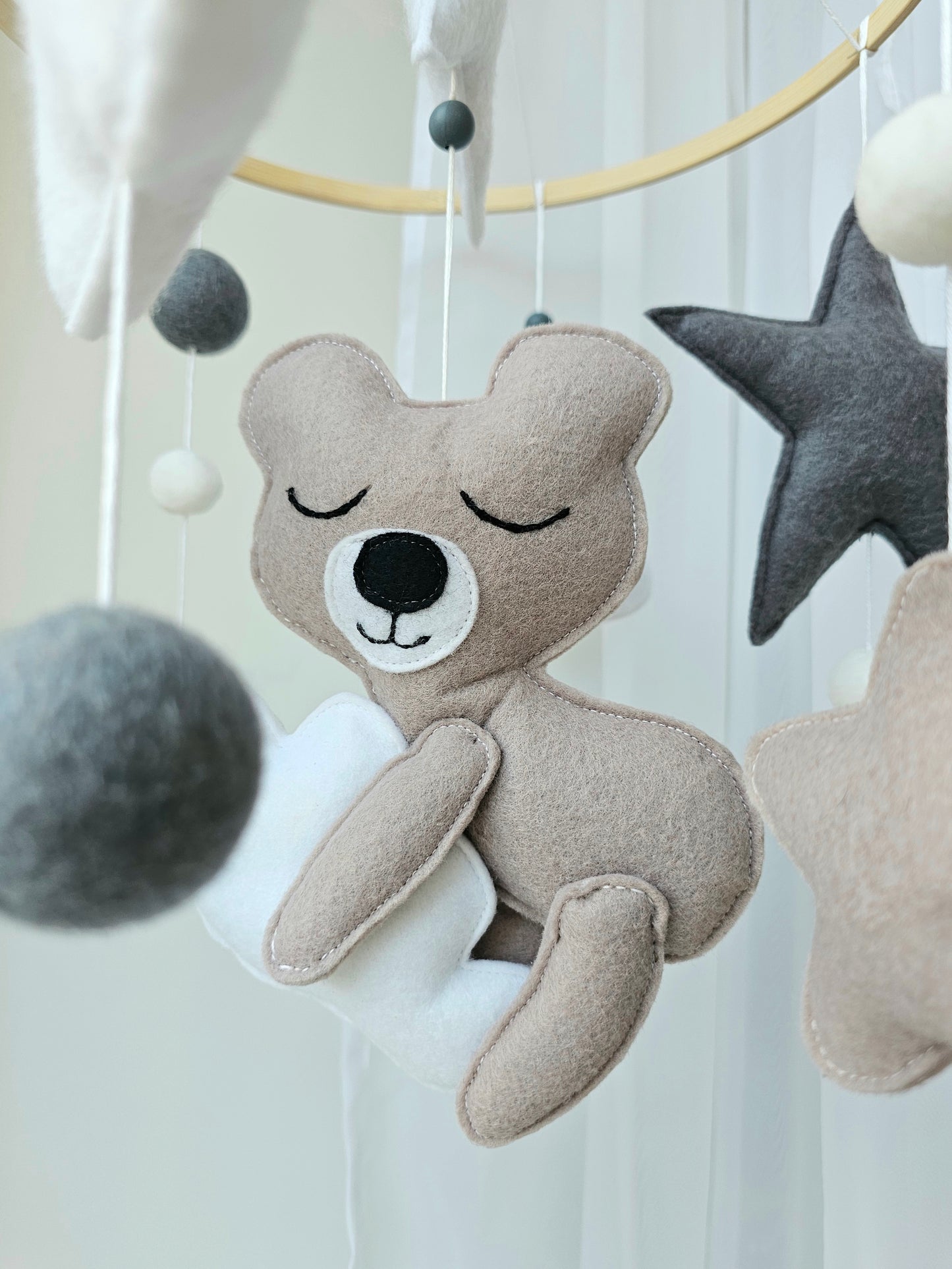 Baby Mobile schlafender Bär beige