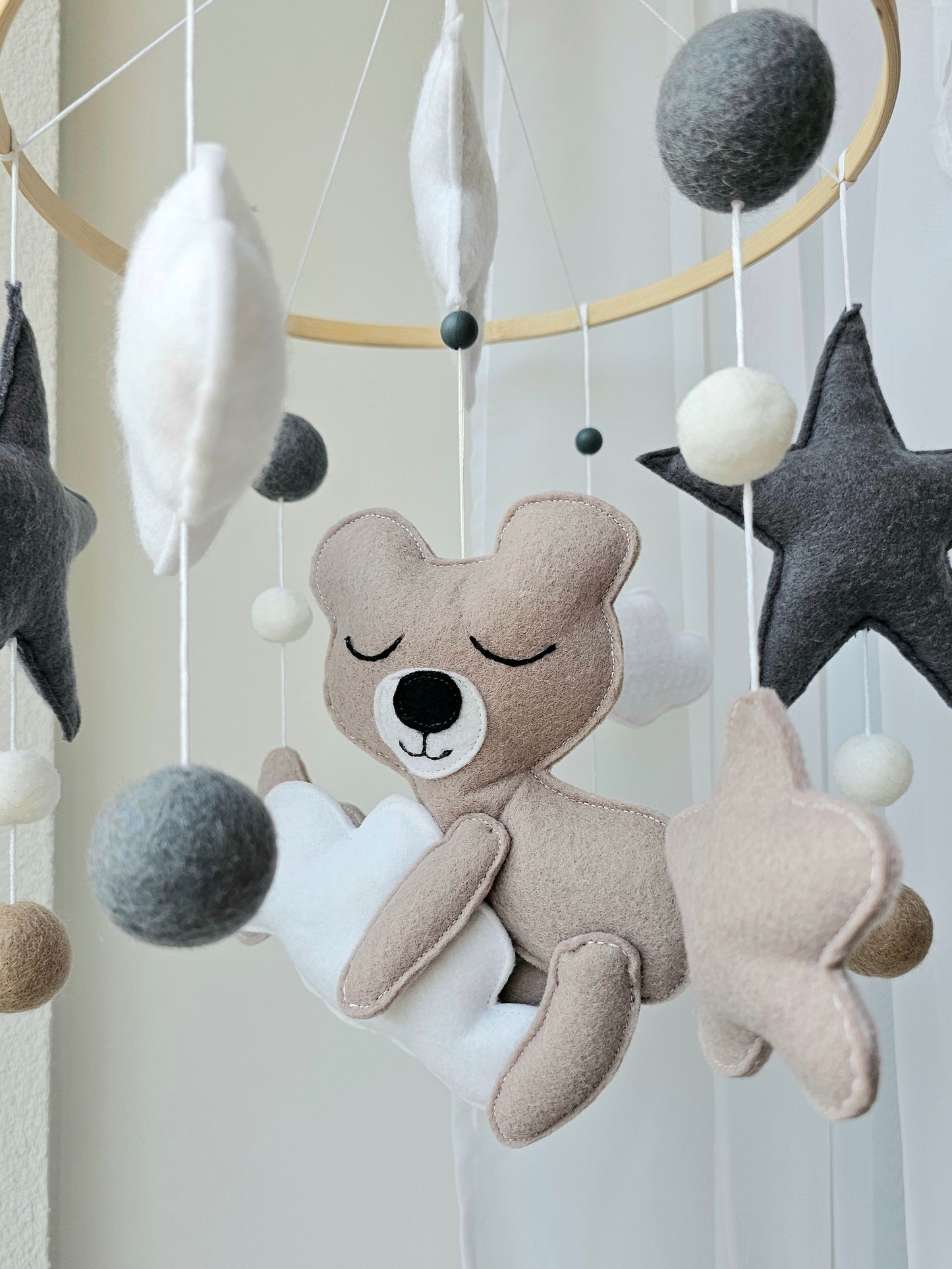 Baby Mobile schlafender Bär beige