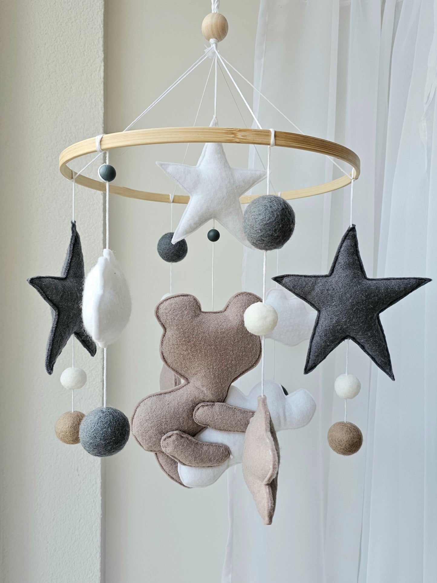 Baby Mobile schlafender Bär beige